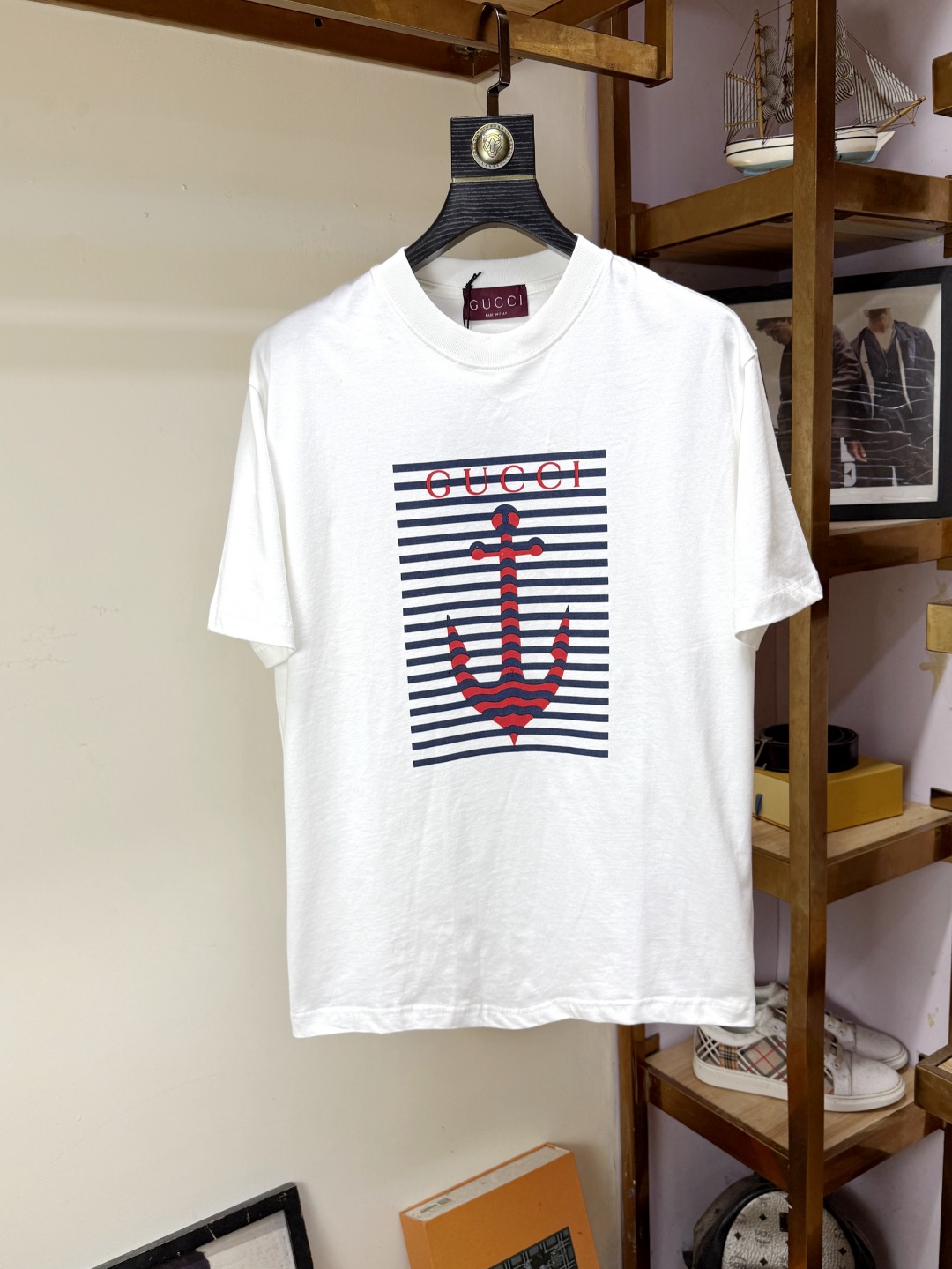 NO:546256,Gucci Gucci Fat Brother Gospel Maximum XL can wear 200 kilograms Top-level round neck casual short sleeves Top-level version High-end custom versatile styles Anyone can easily control the fabric is fully customized craftsmanship, the latest logo design of the luxurious classic brand on the chest, which is very high-end and must be entered if you understand the goods!  The style is a slim fit style. It is very exquisite, showing aura and highlighting the exquisiteness of business men. This is the unique feature. The right slim fit, and the upper body effect is very good. Size XS-XL (the counter code is equivalent to M-3XL), gucci, T-shirt, alexander wang19860909Gucci 古奇 胖哥福音最大XL可穿200斤 顶级圆领休闲短袖 顶级版本 高级定制百搭款式 任何人都可以轻松驾驭 面料全订制工艺 胸前奢华经典品牌最新logo设计,非常显档次懂货的必须入！版型剪裁属于修身款 非常精致,显气场,又会凸显商务男士的精致,这就是独到之处,恰到好处的修身,上身效果非常赞.尺码XS-XL（专柜码等同M-3XL）,,gucci,T-shirt,alexander wang,Men's clothing