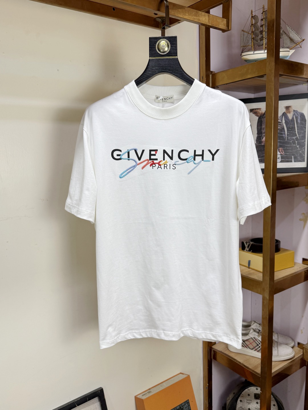 NO:546272,Givenchy's Fat Brother's Gospel can be worn up to 200 pounds in XL, top-notch round neck casual short-sleeved top version, advanced customization and versatile style, anyone can easily control it, fully customized fabrics, the latest logo design of the luxury classic brand on the chest, very classy and a must-have for those who know the goods!  The tailoring is a slim fit, very refined, shows off aura, and highlights the sophistication of business men. This is unique. It has just the right fit and a great upper body effect. Sizes XS-XL (counter sizes are equivalent to M-3XL),,givenchy,givenchy,T-shirt,alexander wang19860909Givenchy 纪梵希 胖哥福音最大XL可穿200斤 顶级圆领休闲短袖 顶级版本 高级定制百搭款式 任何人都可以轻松驾驭 面料全订制工艺 胸前奢华经典品牌最新logo设计,非常显档次懂货的必须入！版型剪裁属于修身款 非常精致,显气场,又会凸显商务男士的精致,这就是独到之处,恰到好处的修身,上身效果非常赞.尺码XS-XL（专柜码等同M-3XL）,,givenchy,givenchy,T-shirt,alexander wang,Men's clothing