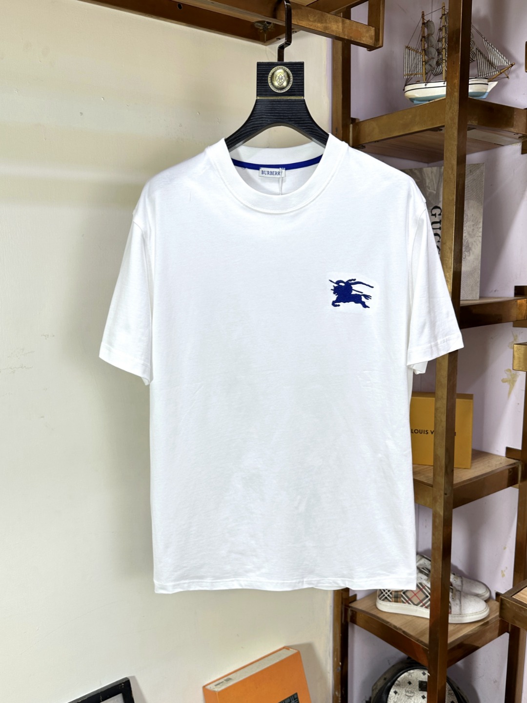 NO:546279,Burberry, Fat Brother Gospel, the largest XL can wear 200 pounds, top-level round neck casual short sleeves, top-level version, high-end custom versatile style, anyone can easily control the fabric, full customization and craftsmanship, the latest logo design of the luxurious classic brand on the chest, very high-end and those who understand goods must enter!  The style is a slim fit style. It is very exquisite, showing aura and highlighting the exquisiteness of business men. This is the unique feature. The right slim fit, and the upper body effect is very good. Size XS-XL (the counter code is equivalent to M-3XL), burberry, burberry, T-shirt, alexander wang19860909Burberry 巴宝莉 胖哥福音最大XL可穿200斤 顶级圆领休闲短袖 顶级版本 高级定制百搭款式 任何人都可以轻松驾驭 面料全订制工艺 胸前奢华经典品牌最新logo设计,非常显档次懂货的必须入！版型剪裁属于修身款 非常精致,显气场,又会凸显商务男士的精致,这就是独到之处,恰到好处的修身,上身效果非常赞.尺码XS-XL（专柜码等同M-3XL）,,burberry,burberry,T-shirt,alexander wang,Men's clothing