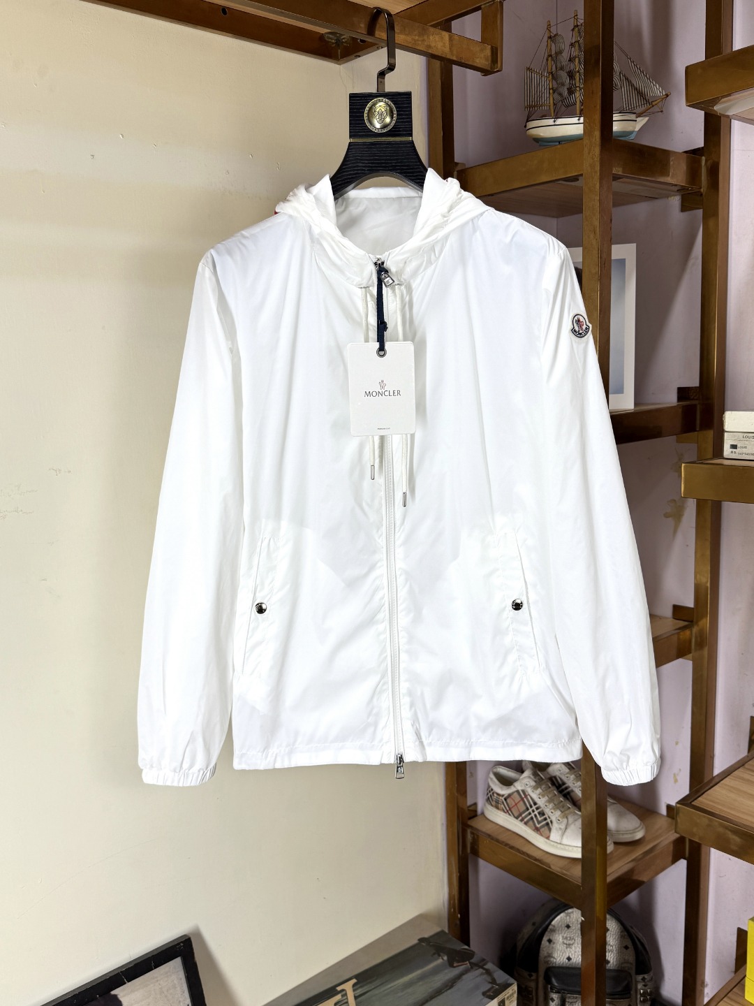 NO:550082,MONCLER matte specializes in new original single men's jackets, special supply of channels, high-end products, simple and classic hits, original polyester fiber innovative technology fabrics, simple, neat and refreshing business, quality workmanship details can stand any form of inspection, absolutely large manufacturers produce OEM, presenting a brand new look, giving you a unique upper body experience!  All of them have undergone strict selection process, original customized metal hardware zippers, simple, elegant and versatile style, elegant and handsome on the upper body, and a brand new visual feeling!  Invincible appearance, the details are very good, the upper body is not picky, and the must-have self-owned model is M-4XL, Moncler, jackets & coats, jackets & coats, alexander wang19860909MONCLER 蒙口 专供新款原单男士夹克外套 渠道特供 高端货简约经典大爆款 原版聚酯纤维创新科技面料 简洁利落又清爽商务,品质做工细节经得起任何形式检验,绝对大厂代工出品 呈现一种焕然一新,赋予你与众不同的上身体验！均经过严格的挑选工序,原版定制金属五金拉链,简约大方百搭款 上身优雅帅气,焕然一新的即视感！品相无敌,细节都很到位,上身不挑人,必入的自留款.专柜码数M-4XL,,Moncler,jackets & coats,jackets & coats,alexander wang,Men's clothing