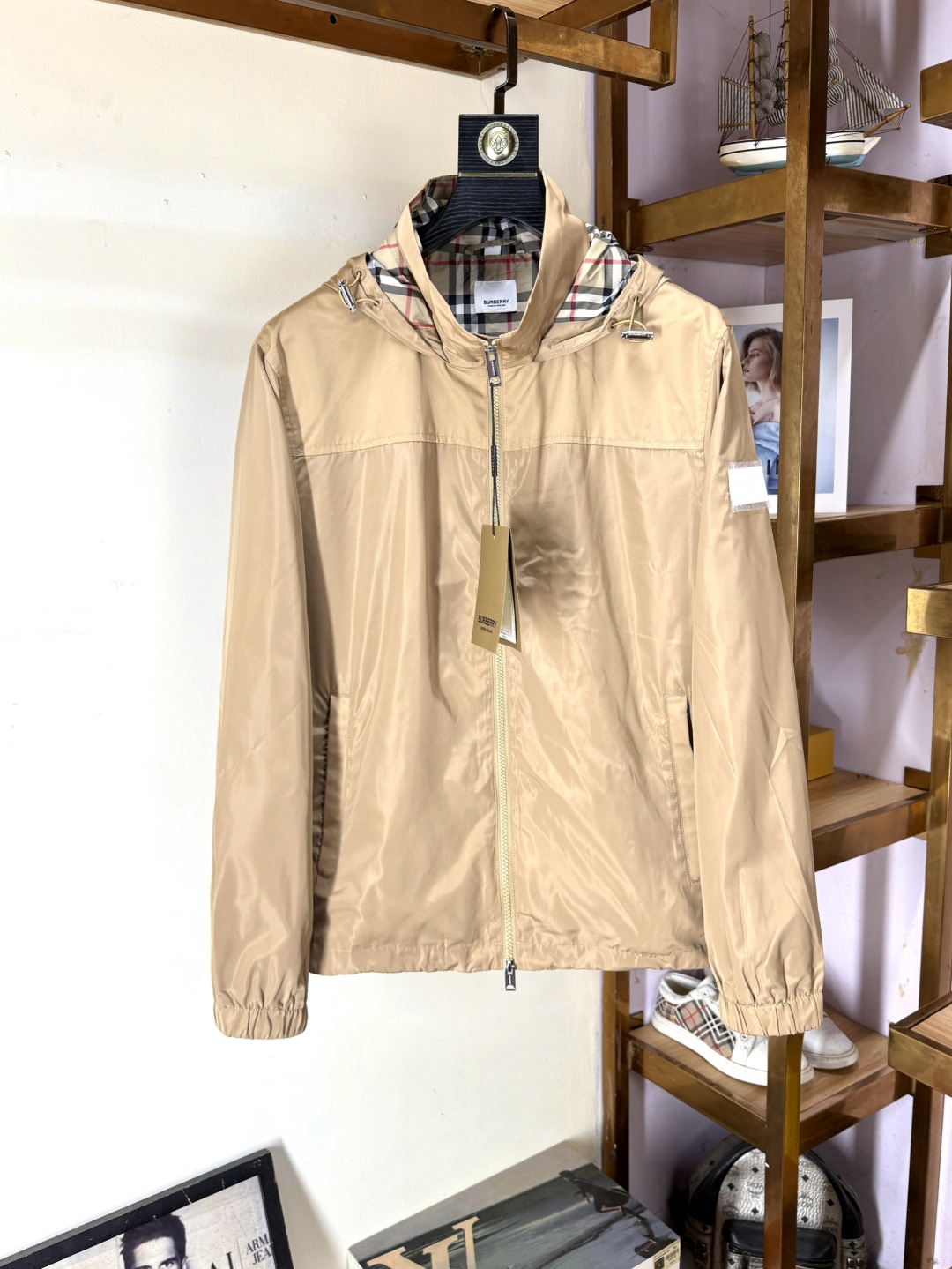 NO:550088,Burberry's latest original product, fashionable casual jacket, imported original fabric, comfortable and breathable upper body, original hardware decoration, high-end version, perfect appearance, very outstanding design, easily upgrade the fashion sense, neat and meticulous wiring!  A masterpiece from a famous designer!  Full of unique charm. The parking space is wrapped inside. Exquisite craftsmanship, sports and leisure, impeccable first-class design, super correct fit, super handsome upper body, highly recommended, size M-3XL,, burberry, burberry, jackets & coats, alexander wang19860909Burberry 巴宝莉 最新品原单狠货,时尚休闲外套,进口原版面料,上身舒适透气,原版五金辅料装饰,高端版本 品相完美,非常出彩的设计,轻松将时髦感进阶,走线工整细致！大牌设计师巨作！尽显别致魅力.内里包边车位.工艺精湛,运动休闲于一身,无可挑剔的一流设计,版型超正,上身超级帅气,强烈推荐 码数M-3XL,,burberry,burberry,jackets & coats,alexander wang,Men's clothing