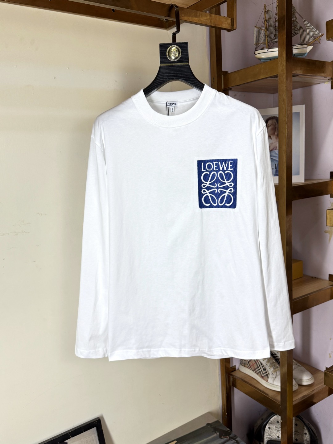 NO:626999,LOEWE 2025 Autumn and Winter round neck long-sleeved T-shirt base layer. The elemental logo badge highlights the charm of casual fashion and still leads the fashion trend. It selects long-staple cotton yarn and 260g worsted high-count heavyweight custom-woven and dyed fabrics. It is washed at high temperature before cutting to shape, and the finished product is washed softly. It feels skin-friendly when worn. The cotton is soft and has a natural drape. It is synchronized with the counter and has a loose version with slightly dropped shoulders. It can be salty or sweet, suitable for both men and women, and is super versatile.  Using machine embroidery, the delicate and full texture is highlighted, bringing a new experience to fashion sports and leisure!  !  Sizes  wang19860909LOEWE罗意威 2025秋冬 圆领长袖T恤打底衫 元素性的Logo徽章凸显休闲时尚魅力,依然独领时尚风骚,甄选长绒棉纱,260g精纺高支重磅定织定染面料,裁前高温洗水定型,成品再洗柔,穿着感受亲肤棉柔,垂感自然.专柜同步,微落肩宽松版型,可盐可甜,男女皆宜,超百搭. 采用器械刺绣,细腻饱满的质感突显,为时尚运动休闲带来全新体验！！ 尺码 XS-XL. XS码肩宽48 胸围100 衣长68 S码肩宽50 胸围104 衣长70 M码肩宽52 胸围108 衣长72 L码肩宽54 胸围112 衣长74 XL码肩宽56 胸围116 衣长76,,loewe,loewe,tees，t-shirt,alexander wang,Men's clothing