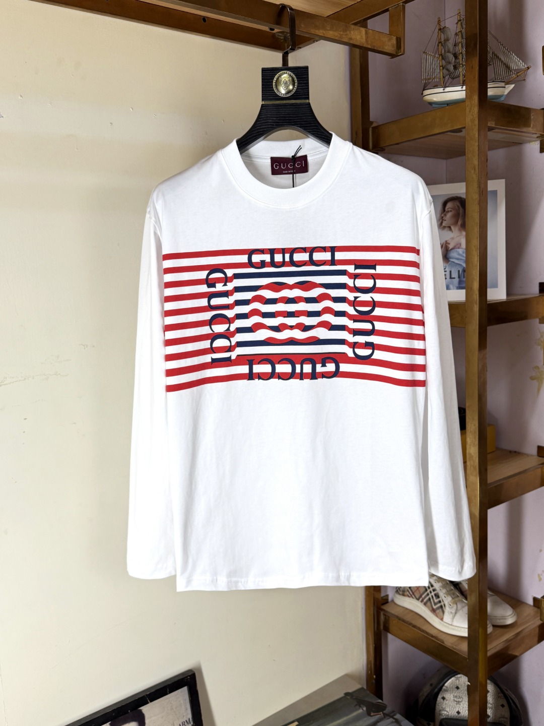 NO:627007,Gucci 2025 Autumn and Winter round neck long-sleeved T-shirt base layer. The elemental logo badge highlights the casual fashion charm and still leads the fashion trend. It selects long-staple cotton yarn and 260g worsted high-count heavyweight custom-woven and dyed fabric. It is washed at high temperature before cutting to set the shape. The finished product is washed softly again. It feels skin-friendly when worn. The cotton is soft and has a natural drape. It is synchronized with the counter and has a loose version with slightly dropped shoulders. It can be salty or sweet, suitable for both men and women, and is super versatile.  Using machine embroidery, the delicate and full texture is highlighted, bringing a new experience to fashion sports and leisure!  !  Sizes XS-XL19860909Gucci 古奇 2025秋冬 圆领长袖T恤打底衫 元素性的Logo徽章凸显休闲时尚魅力,依然独领时尚风骚,甄选长绒棉纱,260g精纺高支重磅定织定染面料,裁前高温洗水定型,成品再洗柔,穿着感受亲肤棉柔,垂感自然.专柜同步,微落肩宽松版型,可盐可甜,男女皆宜,超百搭. 采用器械刺绣,细腻饱满的质感突显,为时尚运动休闲带来全新体验！！ 尺码 XS-XL XS码肩宽48 胸围100 衣长68 S码肩宽50 胸围104 衣长70 M码肩宽52 胸围108 衣长72 L码肩宽54 胸围112 衣长74 XL码肩宽56 胸围116 衣长76,,gucci,tees，t-shirt,alexander wang,Men's clothing