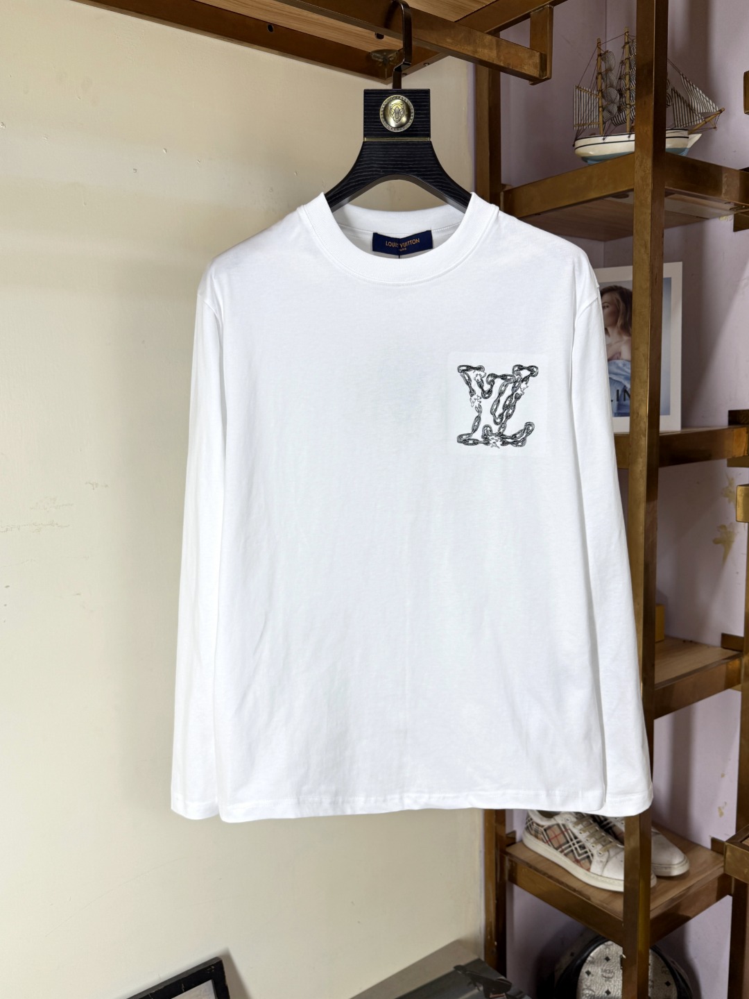 NO:622303,LV Louis Vuitton Fall/Winter 2025 round neck long-sleeved T-shirt base layer. The elemental logo badge highlights the casual fashion charm and still leads the fashion trend. It selects long-staple cotton yarn and 260g worsted high-count heavyweight custom-woven and dyed fabrics. It is washed at high temperature before cutting to shape, and the finished product is washed softly. It feels skin-friendly when worn. The cotton is soft and has a natural drape. It is synchronized with the counter and has a loose version with slightly dropped shoulders. It can be salty or sweet, suitable for both men and women, and is super versatile.  Using machine embroidery, the delicate and full texture is highlighted, bringing a new experience to fashion sports and leisure!  !  Sizes  vuitton,tees,t-shirt,alexander wang19860909LV 路易威登 2025秋冬 圆领长袖T恤打底衫 元素性的Logo徽章凸显休闲时尚魅力,依然独领时尚风骚,甄选长绒棉纱,260g精纺高支重磅定织定染面料,裁前高温洗水定型,成品再洗柔,穿着感受亲肤棉柔,垂感自然.专柜同步,微落肩宽松版型,可盐可甜,男女皆宜,超百搭. 采用器械刺绣,细腻饱满的质感突显,为时尚运动休闲带来全新体验！！ 尺码 XS-XL. XS码肩宽48 胸围100 衣长68 S码肩宽50 胸围104 衣长70 M码肩宽52 胸围108 衣长72 L码肩宽54 胸围112 衣长74 XL码肩宽56 胸围116 衣长76,,louis vuitton,louis vuitton,tees，t-shirt,alexander wang,Men's clothing