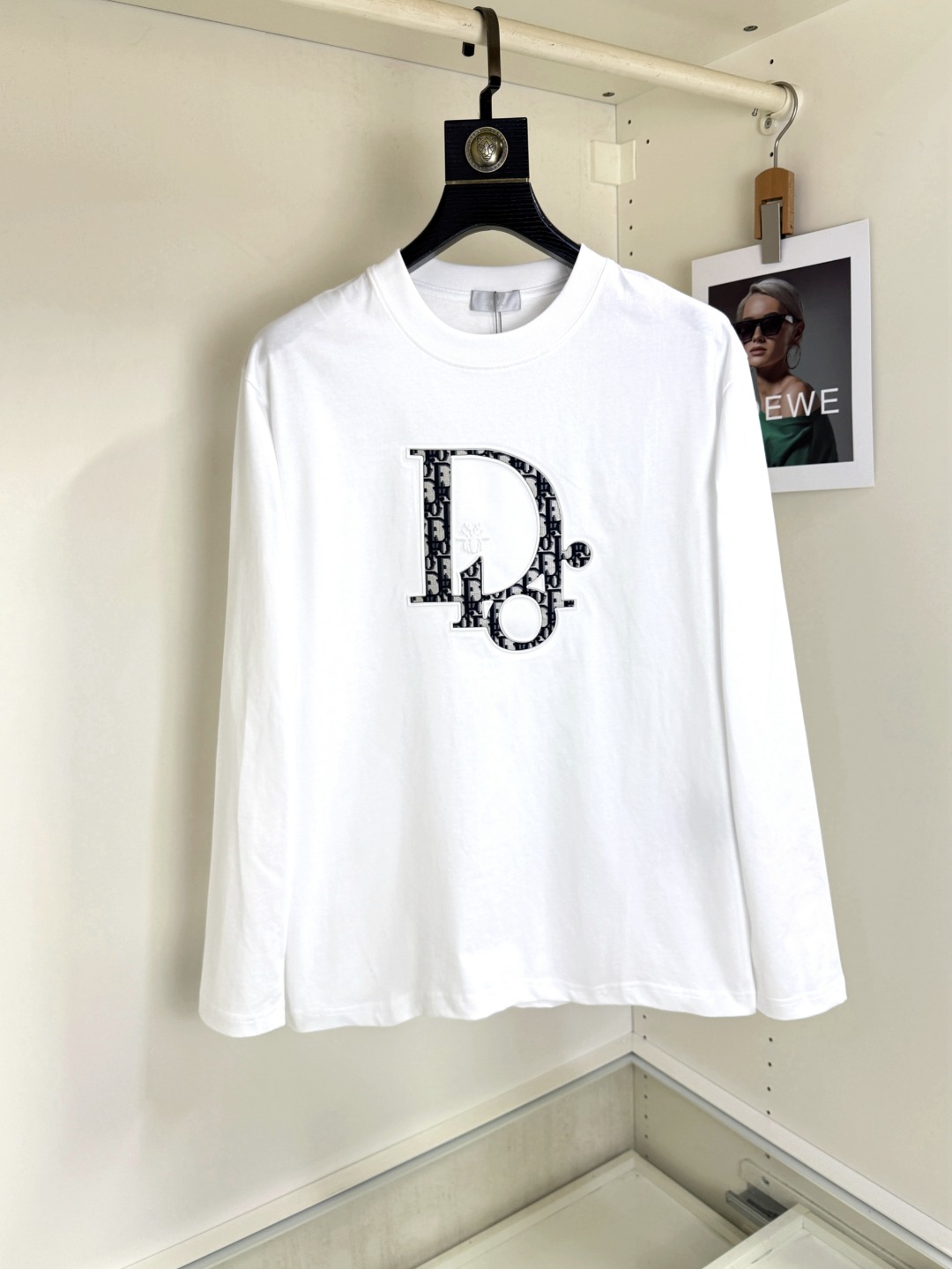 NO:526756,DIOR 2025 Autumn and Winter Round neck embroidered long-sleeved T-shirt base shirt Elemental Logo badge highlights the charm of casual and fashionable, and is still unique in fashion and coquettish. Selected long velvet cotton yarn, 260g worsted high-split heavy-duty fixed-woven fixed-dyed fabric, high-temperature washing before cutting, and the finished product is soft and washes it softly. It feels skin-friendly and cotton-soft, and the drape is natural. The counter is synchronized, with a slightly lowered shoulder-loose style, which can be salty or sweet, both for men and women, and is super versatile. It uses instrument embroidery, and the delicate and full texture highlights, bringing a new experience to fashion sports and leisure!  !  Size XS-XL XS Size Shoulder Width 48 Bust Clothes Length 68 S S S Shoulder Width 50 Bust Clothes Length 104 Clothes Length 70 M S S Shoulder Width 52 Bust Clothes Length 108 Clothes Length 72 L Size Shoulder Width 54 Bust Clothes Length 74 XL Size Shoulder Width 56 Bust Clothes Length 116 Clothes Length 76,,dior,dior,tees,t-shirt,alexander wang19860909DIOR 迪奥 2025秋冬 圆领刺绣长袖T恤打底衫 元素性的Logo徽章凸显休闲时尚魅力,依然独领时尚风骚,甄选长绒棉纱,260g精纺高支重磅定织定染面料,裁前高温洗水定型,成品再洗柔,穿着感受亲肤棉柔,垂感自然.专柜同步,微落肩宽松版型,可盐可甜,男女皆宜,超百搭. 采用器械刺绣,细腻饱满的质感突显,为时尚运动休闲带来全新体验！！ 尺码 XS-XL XS码肩宽48 胸围 衣长68 S码肩宽50 胸围104 衣长70 M码肩宽52 胸围108 衣长72 L码肩宽54 胸围112 衣长74 XL码肩宽56 胸围116 衣长76,,dior,dior,tees，t-shirt,alexander wang,Men's clothing