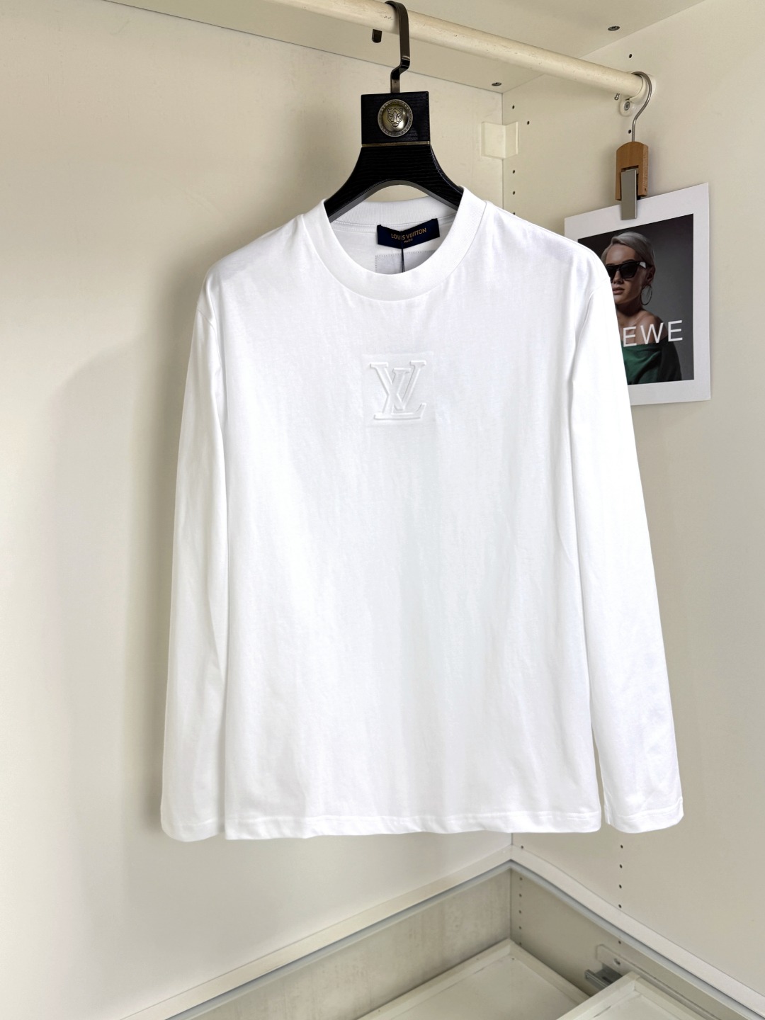 NO:526762,LV Louis Vuitton 2025 Autumn and Winter Round neck long-sleeved T-shirt base shirt Elemental Logo badge highlights the charm of casual and fashionable, and is still unique in fashion and coquettish. Selected long velvet cotton yarn, 260g worsted high-split heavy-duty fixed-woven fixed-dyed fabric, high-temperature washing before cutting, and the finished product is soft and washes it soft. It feels skin-friendly and cotton-soft, and the drape is natural. The counter is synchronized, with a slightly lowered shoulder-loose style, which can be salty or sweet, both for men and women, and is super versatile. It uses instrument embroidery, and the delicate and full texture highlights, bringing a new experience to fashion sports and leisure!  !  Size XS-XL XS Size Shoulder Width 48 Bust Clothes Length 68 S S S Shoulder Width 50 Bust 104 Clothes Length 70 M S Shoulder Width 52 Bust 108 Clothes Length 72 L Size Shoulder Width 54 Bust 112 Clothes Length 74 XL Size Shoulder Width 56 Bust 116 Clothes Length 76,,louis vuitton,louis vuitton,tees,t-shirt,alexander wang19860909LV 路易威登 2025秋冬 圆领长袖T恤打底衫 元素性的Logo徽章凸显休闲时尚魅力,依然独领时尚风骚,甄选长绒棉纱,260g精纺高支重磅定织定染面料,裁前高温洗水定型,成品再洗柔,穿着感受亲肤棉柔,垂感自然.专柜同步,微落肩宽松版型,可盐可甜,男女皆宜,超百搭. 采用器械刺绣,细腻饱满的质感突显,为时尚运动休闲带来全新体验！！ 尺码 XS-XL XS码肩宽48 胸围 衣长68 S码肩宽50 胸围104 衣长70 M码肩宽52 胸围108 衣长72 L码肩宽54 胸围112 衣长74 XL码肩宽56 胸围116 衣长76,,louis vuitton,louis vuitton,tees，t-shirt,alexander wang,Men's clothing