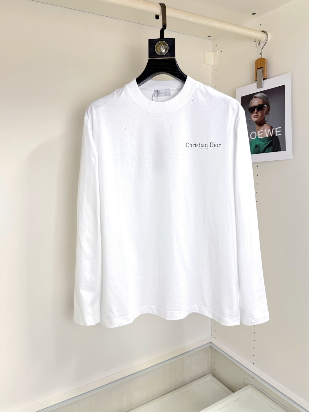 NO:526768,DIOR DIOR bleached autumn and winter round neck long-sleeved T-shirt base shirt. The elemental logo badge highlights the casual and fashionable charm, and is still unique in style. Selected long velvet cotton yarn, 260g worsted high-split heavy-duty fixed weaving and dyeing fabric, high-temperature washing before cutting, and the finished product is washed softly. It feels skin-friendly and cotton-soft, and the drape is natural. The counter is synchronized, with a slightly shoulder-falling loose style, which can be salty or sweet, both for men and women, and is super versatile. It uses equipment embroidery, and the delicate and full texture highlights, bringing a new experience to fashion sports and leisure!  !  Size XS-XL XS Size Shoulder Width 48 Bust Clothes Length 68 S S S Shoulder Width 50 Bust Clothes Length 104 Clothes Length 70 M S S Shoulder Width 52 Bust Clothes Length 108 Clothes Length 72 L Size Shoulder Width 54 Bust Clothes Length 74 XL Size Shoulder Width 56 Bust Clothes Length 116 Clothes Length 76,,dior,dior,tees,t-shirt,alexander wang19860909DIOR 迪奥 做旧破洞款秋冬 圆领长袖T恤打底衫 元素性的Logo徽章凸显休闲时尚魅力,依然独领时尚风骚,甄选长绒棉纱,260g精纺高支重磅定织定染面料,裁前高温洗水定型,成品再洗柔,穿着感受亲肤棉柔,垂感自然.专柜同步,微落肩宽松版型,可盐可甜,男女皆宜,超百搭. 采用器械刺绣,细腻饱满的质感突显,为时尚运动休闲带来全新体验！！ 尺码 XS-XL XS码肩宽48 胸围 衣长68 S码肩宽50 胸围104 衣长70 M码肩宽52 胸围108 衣长72 L码肩宽54 胸围112 衣长74 XL码肩宽56 胸围116 衣长76,,dior,dior,tees，t-shirt,alexander wang,Men's clothing