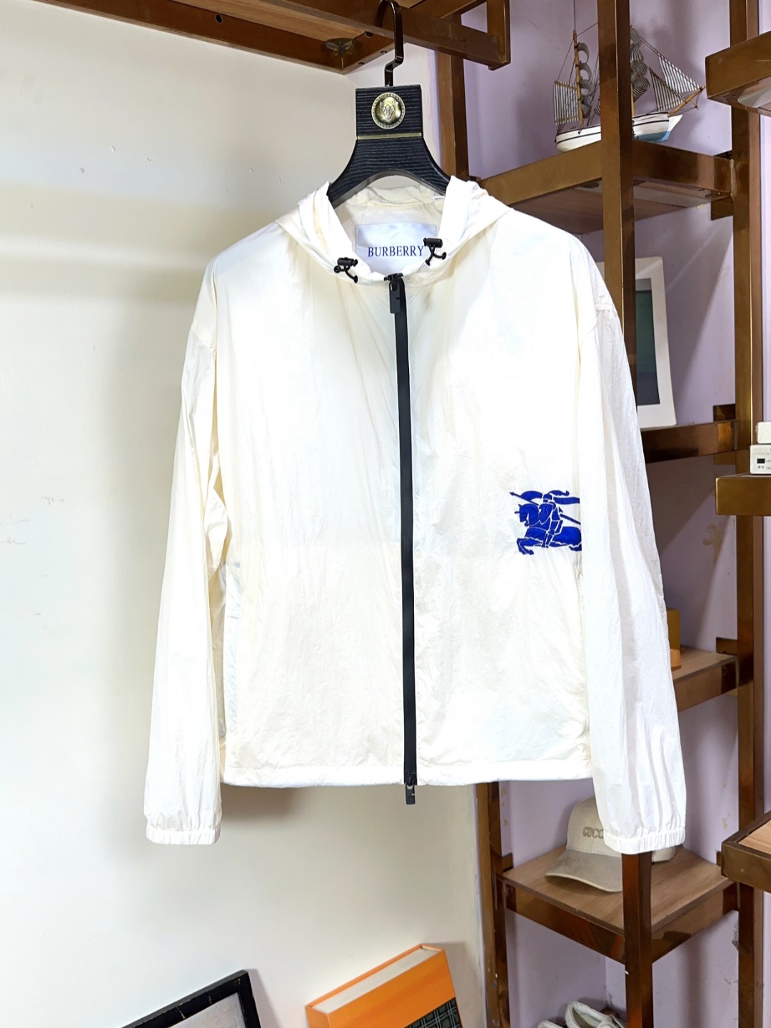 NO:526766,Burberry Top-grade business versatile jackets with high-end custom versatile styles, which can be easily controlled by anyone. The fabric is fully customized craftsmanship, the latest logo design of the luxurious classic brand on the chest, which is very high-end and those who understand goods must enter!  The style and tailoring are slim styles, which are very exquisite, showing aura and highlighting the exquisiteness of business men. This is the unique feature, the right slim fit, and the upper body effect is very good!  Size S-XXL, burberry, burberry, jackets & coats, alexander wang19860909Burberry 巴宝莉 顶级商务百搭外套高级定制百搭款式 任何人都可以轻松驾驭 面料全订制工艺 胸前奢华经典品牌最新logo设计,非常显档次懂货的必须入！版型剪裁属于修身款 非常精致,显气场,又会凸显商务男士的精致,这就是独到之处,恰到好处的修身,上身效果非常赞！尺码S-XXL,,burberry,burberry,jackets & coats,alexander wang,Men's clothing