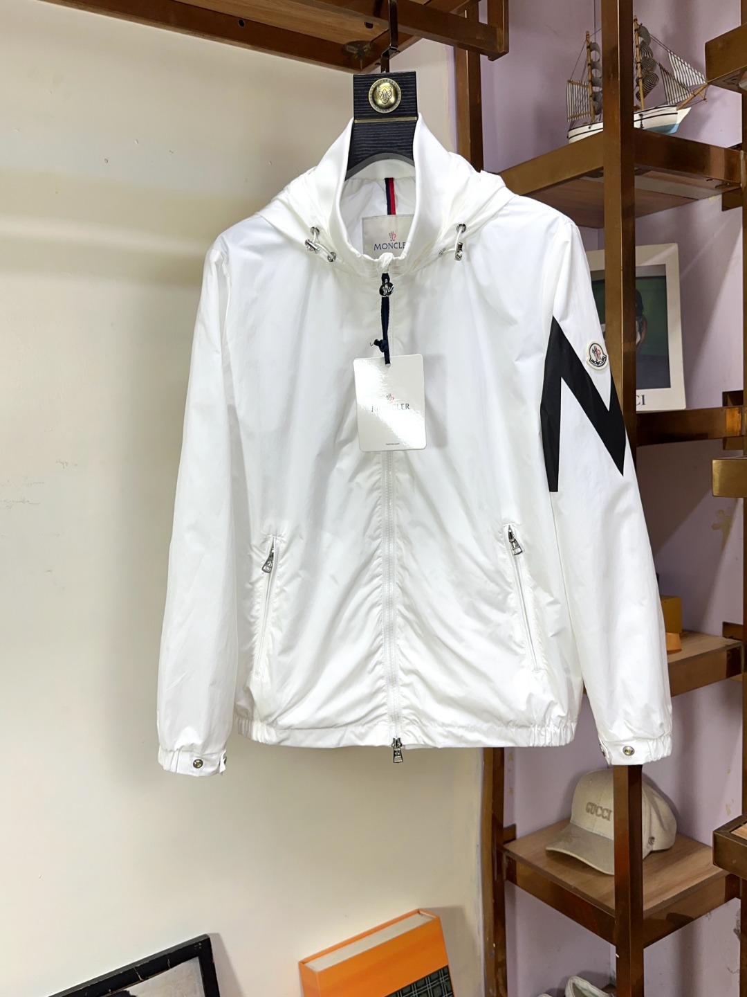 NO:526751,Moncler mask, top-quality business versatile jacket, high-end custom versatile style, anyone can easily control it, full-custom fabric craftsmanship, the latest logo design of luxury classic brand on the chest, very high-end, those who understand goods must enter!  The style and tailoring are slim styles, which are very exquisite, showing aura and highlighting the exquisiteness of business men. This is the unique feature, the right slim fit, and the upper body effect is very good!  Size 1-6 (equivalent to the country code M-4XL), Moncler, jackets & coats, alexander wang19860909Moncler 蒙口 顶级商务百搭外套高级定制百搭款式 任何人都可以轻松驾驭 面料全订制工艺 胸前奢华经典品牌最新logo设计,非常显档次懂货的必须入！版型剪裁属于修身款 非常精致,显气场,又会凸显商务男士的精致,这就是独到之处,恰到好处的修身,上身效果非常赞！尺码1-6码（等同国码M-4XL）,,Moncler,jackets & coats,alexander wang,Men's clothing