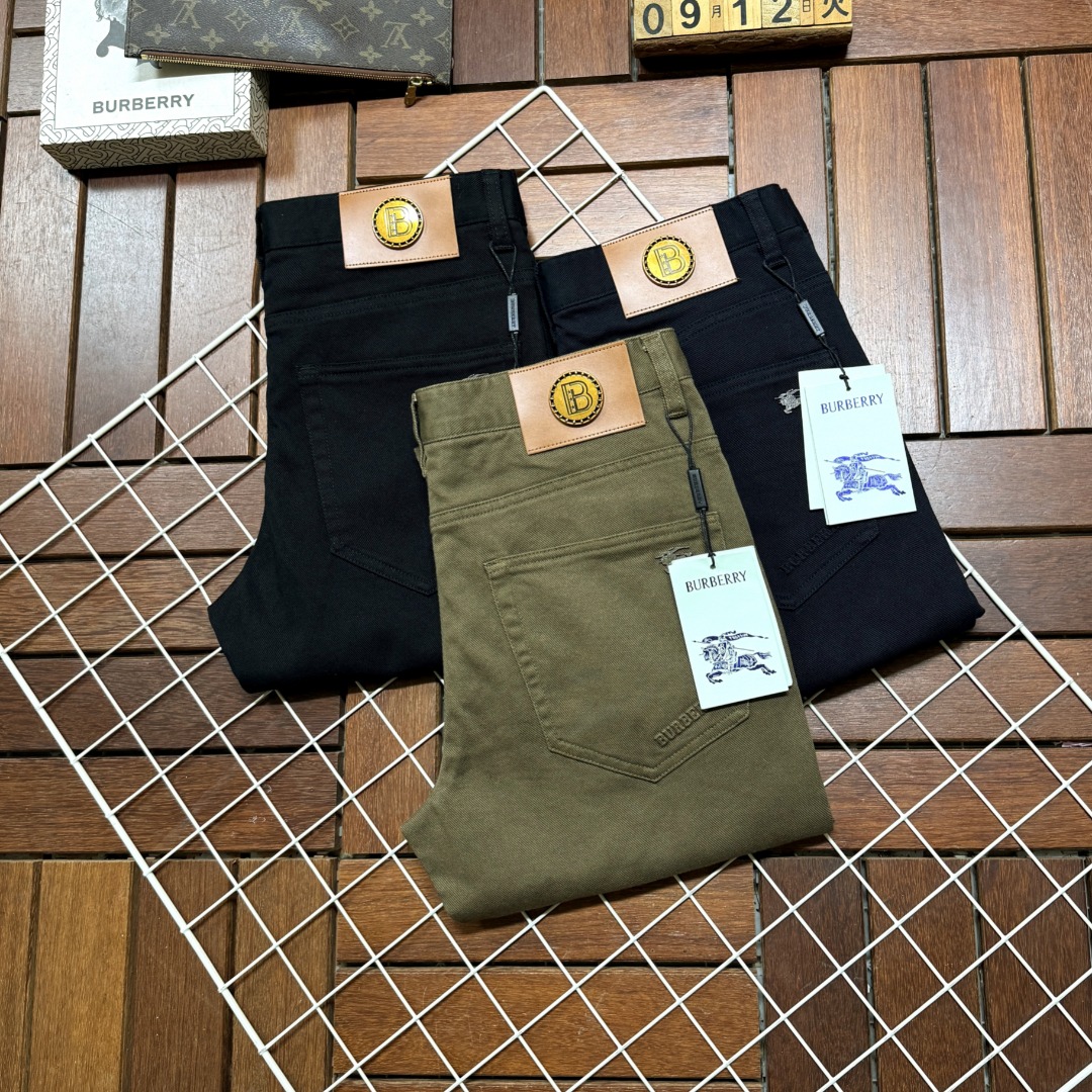 NO:526777,Burberry's new autumn and winter new products are available for sale in the counter. The original 1:1 product for physical store top casual pants, suitable for all ages. The highest version of the imported European fabric in the market is comfortable, soft and skin-friendly, with super cool and fashionable and versatile upper body effect, straight and stylish, a must-have for the wardrobe!  Suitable for any occasion Size 30-40, burberry, burberry, alexander wang19860909Burberry 巴宝莉秋冬新款新品 专柜有售 实体店极品休闲裤专柜原版1:1好货,适合各个年龄段.市场最高版本的欧洲进口面料.舒适柔软亲肤,上身效果超级棒时尚百搭,笔挺有型,衣橱必备！适合任何场合穿着 尺码30-40,,burberry,burberry,alexander wang,Men's clothing