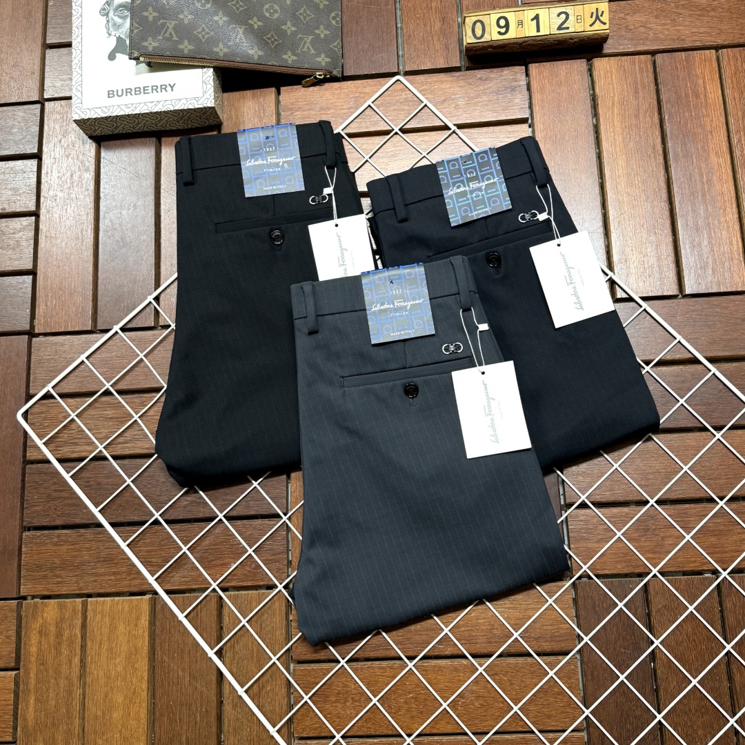 NO:526779,SF Ferragamo autumn and winter new products are available for sale in counters. The original 1:1 product for physical store top casual pants, suitable for all ages. The highest version of European imported fabrics is comfortable, soft and skin-friendly, with super cool and stylish upper body effect, and a must-have for wardrobe!  Suitable for any occasion Size 30-40, ferragamo, alexander wang19860909SF 菲拉格慕秋冬新款新品 专柜有售 实体店极品休闲裤专柜原版1:1好货,适合各个年龄段.市场最高版本的欧洲进口面料.舒适柔软亲肤,上身效果超级棒时尚百搭,笔挺有型,衣橱必备！适合任何场合穿着 尺码30-40,,ferragamo,alexander wang,Men's clothing