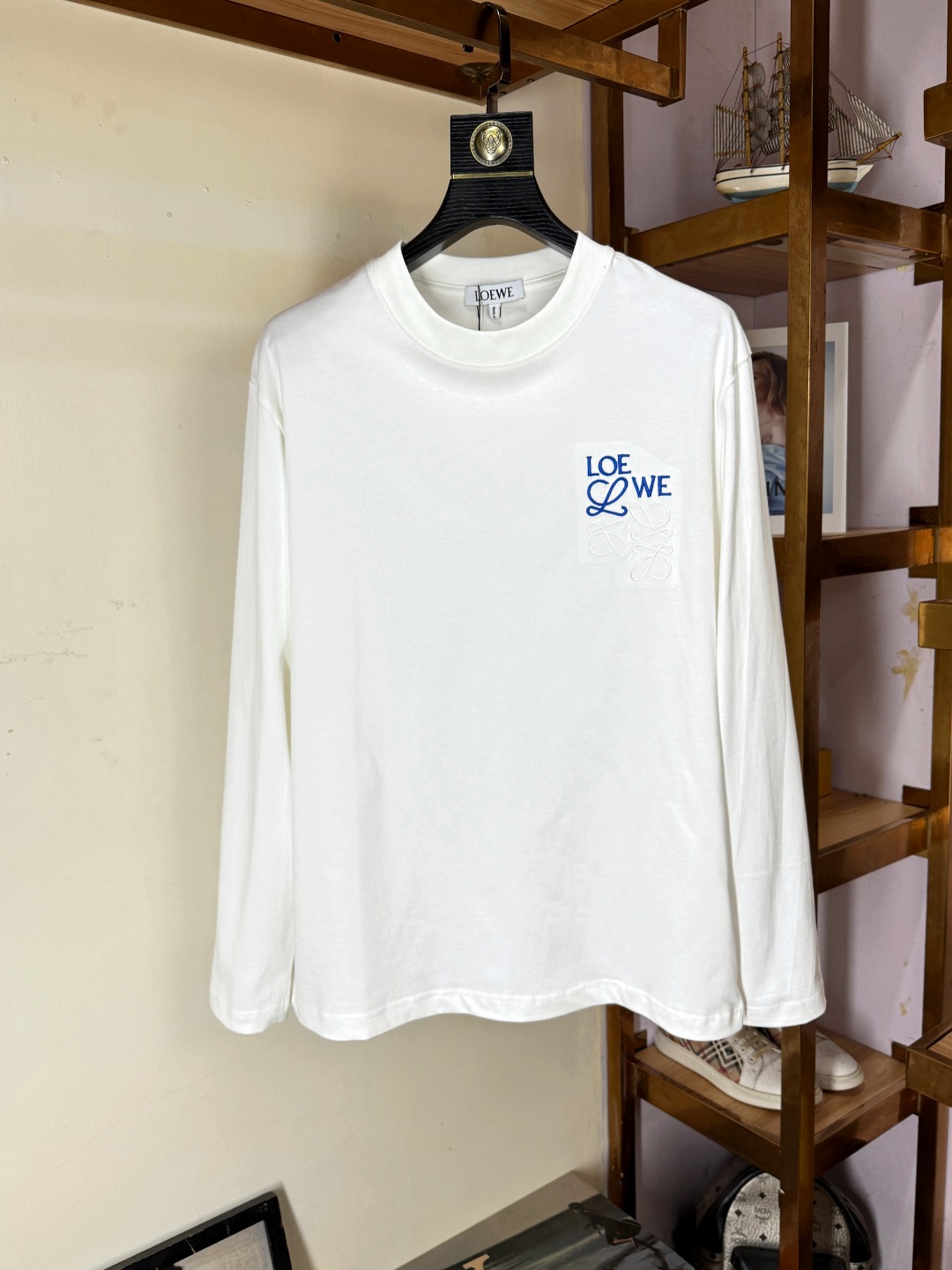 NO:526775,LOEWE 2025 Autumn and Winter Round neck long-sleeved T-shirt base shirt Elemental Logo badge highlights the charm of casual and fashionable, and is still unique in fashion and coquettish. Selected long velvet cotton yarn, 260g worsted high-split heavy-duty fixed-woven fixed-dyed fabric, high-temperature washing before cutting, and the finished product is washed softly. It feels skin-friendly and cotton-soft, and the drape is natural. The counter is synchronized, with a slightly shoulder-falling loose style, which can be salty or sweet, both for men and women, and is super versatile. It uses instrument embroidery, and the delicate and full texture highlights, bringing a new experience to fashion sports and leisure!  !  Size XS-XL XS Size Shoulder Width 48 Bust 100 Clothes Length 68 S S S Shoulder Width 50 Bust 104 Clothes Length 70 M S Shoulder Width 52 Bust 108 Clothes Length 72 L Size Shoulder Width 54 Bust 112 Clothes Length 74 XL Size Shoulder Width 56 Bust 116 Clothes Length 76,,loewe,loewe,tees,t-shirt,alexander wang19860909LOEWE罗意威 2025秋冬 圆领长袖T恤打底衫 元素性的Logo徽章凸显休闲时尚魅力,依然独领时尚风骚,甄选长绒棉纱,260g精纺高支重磅定织定染面料,裁前高温洗水定型,成品再洗柔,穿着感受亲肤棉柔,垂感自然.专柜同步,微落肩宽松版型,可盐可甜,男女皆宜,超百搭. 采用器械刺绣,细腻饱满的质感突显,为时尚运动休闲带来全新体验！！ 尺码 XS-XL XS码肩宽48 胸围100 衣长68 S码肩宽50 胸围104 衣长70 M码肩宽52 胸围108 衣长72 L码肩宽54 胸围112 衣长74 XL码肩宽56 胸围116 衣长76,,loewe,loewe,tees，t-shirt,alexander wang,Men's clothing