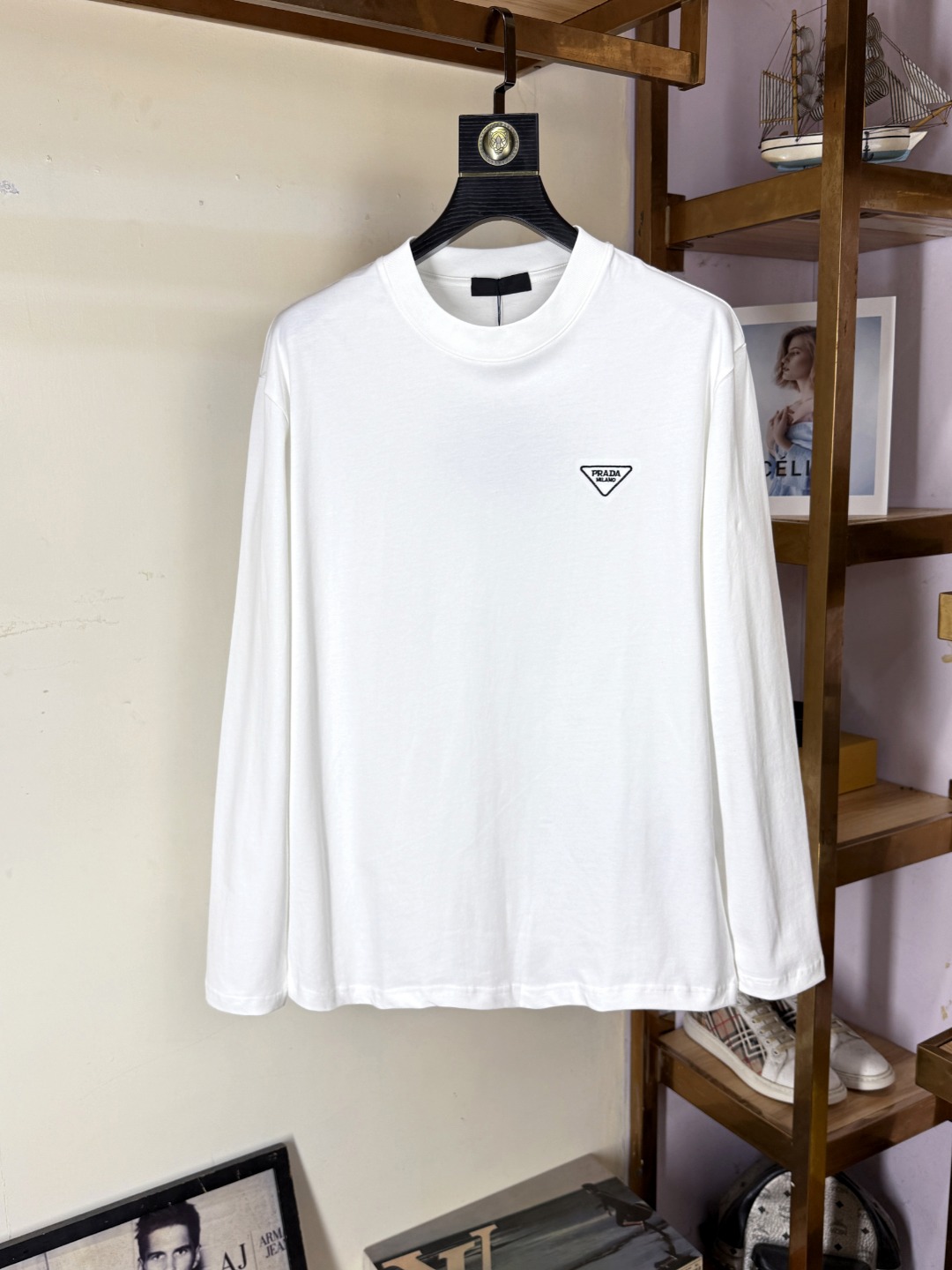 NO:526743,Prada 2025 Autumn and Winter Round neck long-sleeved T-shirt base shirt Elemental Logo badge highlights the charm of casual and fashionable, and is still unique in fashion and coquettish. Selected long velvet cotton yarn, 260g worsted high-split heavy-duty fixed weaving and dyeing fabric, high-temperature washing before cutting, and the finished product is washed softly. It feels skin-friendly and cotton-soft, and the drape is natural. The counter is synchronized, with a slightly shoulder-falling loose style, which can be salty or sweet, both for men and women, and is super versatile. It uses instrument embroidery, and the delicate and full texture highlights, bringing a new experience to fashion sports and leisure!  !  Size XS-XL XS Size Shoulder Width 48 Bust 100 Clothes Length 68 S S S Shoulder Width 50 Bust 104 Clothes Length 70 M S Shoulder Width 52 Bust 108 Clothes Length 72 L Size Shoulder Width 54 Bust 112 Clothes Length 74 XL Size Shoulder Width 56 Bust 116 Clothes Length 76,,prada,prada,tees,t-shirt,alexander wang19860909Prada 普拉达 2025秋冬 圆领长袖T恤打底衫 元素性的Logo徽章凸显休闲时尚魅力,依然独领时尚风骚,甄选长绒棉纱,260g精纺高支重磅定织定染面料,裁前高温洗水定型,成品再洗柔,穿着感受亲肤棉柔,垂感自然.专柜同步,微落肩宽松版型,可盐可甜,男女皆宜,超百搭. 采用器械刺绣,细腻饱满的质感突显,为时尚运动休闲带来全新体验！！ 尺码 XS-XL XS码肩宽48 胸围100 衣长68 S码肩宽50 胸围104 衣长70 M码肩宽52 胸围108 衣长72 L码肩宽54 胸围112 衣长74 XL码肩宽56 胸围116 衣长76,,prada,prada,tees，t-shirt,alexander wang,Men's clothing