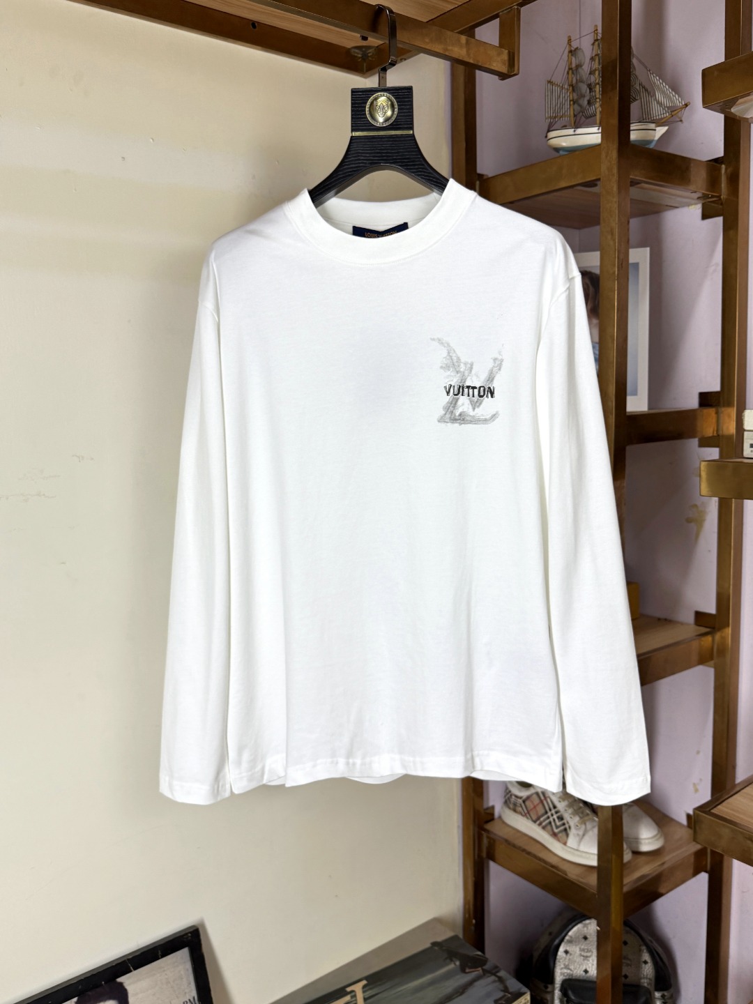 NO:526767,LV Louis Vuitton 2025 Autumn and Winter Round neck long-sleeved T-shirt base shirt Elemental Logo badge highlights the charm of casual and fashionable, and is still unique in fashion and coquettish. Selected long velvet cotton yarn, 260g worsted high-split heavy-duty fixed-woven fixed-dyed fabric, high-temperature washing before cutting, and the finished product is soft and washes it soft. It feels skin-friendly and cotton-soft, and the drape is natural. The counter is synchronized, with a slightly lowered shoulder-loose style, which can be salty or sweet, both for men and women, and is super versatile. It uses instrument embroidery, and the delicate and full texture highlights, bringing a new experience to fashion sports and leisure!  !  Size XS-XL XS Size Shoulder Width 48 Bust 100 Clothes Length 68 S S S Shoulder Width 50 Bust 104 Clothes Length 70 M S S Shoulder Width 52 Bust 108 Clothes Length 72 L S S S Shoulder Width 54 Bust 112 Clothes Length 74 XL Size Shoulder Width 56 Bust 116 Clothes Length 76,,louis vuitton,louis vuitton,tees,t-shirt,alexander wang19860909LV 路易威登 2025秋冬 圆领长袖T恤打底衫 元素性的Logo徽章凸显休闲时尚魅力,依然独领时尚风骚,甄选长绒棉纱,260g精纺高支重磅定织定染面料,裁前高温洗水定型,成品再洗柔,穿着感受亲肤棉柔,垂感自然.专柜同步,微落肩宽松版型,可盐可甜,男女皆宜,超百搭. 采用器械刺绣,细腻饱满的质感突显,为时尚运动休闲带来全新体验！！ 尺码 XS-XL XS码肩宽48 胸围100 衣长68 S码肩宽50 胸围104 衣长70 M码肩宽52 胸围108 衣长72 L码肩宽54 胸围112 衣长74 XL码肩宽56 胸围116 衣长76,,louis vuitton,louis vuitton,tees，t-shirt,alexander wang,Men's clothing