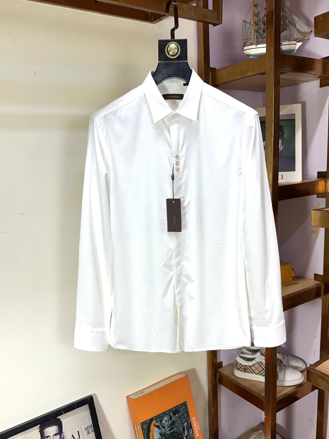 NO:526776,LV Louis Vuitton Top-grade business original single long-sleeved shirt high-end custom versatile styles, anyone can easily control it. Fully customized fabric craftsmanship, the latest logo design of luxury classic brand on the chest, which is very high-end and must be entered if you understand the goods!  The style and tailoring are slim styles, which are very exquisite, showing aura and highlighting the exquisiteness of business men. This is the unique feature, the right slim fit, and the upper body effect is very good!  Size M-3XL (maximum wear to 190 catties), louis vuitton,louis vuitton,shirts,alexander wang19860909LV 路易威登 顶级商务原单长袖衬衫高级定制百搭款式 任何人都可以轻松驾驭 面料全订制工艺 胸前奢华经典品牌最新logo设计,非常显档次懂货的必须入！版型剪裁属于修身款 非常精致,显气场,又会凸显商务男士的精致,这就是独到之处,恰到好处的修身,上身效果非常赞！尺码M-3XL（最大穿到190斤）,,louis vuitton,louis vuitton,shirts,alexander wang,Men's clothing