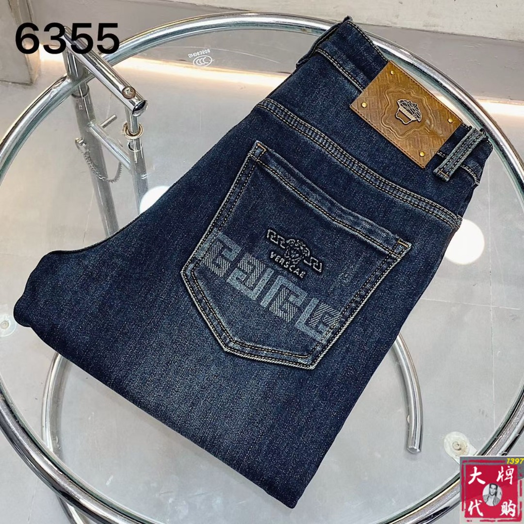 NO:529161,Versace Men's jeans original original cloth original wash water!  Imported original wash elastic fabrics, complex handicrafts superimposed, any wash process will become a completely different color effect after a few more seconds, so it is more precious, especially long-lasting and odor-resistant... Use the best tannin elastic texture, genuine leather leather cards, high-quality metal accessories... to create a unique and original jeans style!  Original hardware accessories, super positive style, comfortable and breathable, extremely high grade, counter quality, and handsome upper body. Number of codes 29-38, versace, versace, jeans, alexander wang19860909Versace 范思哲 男士牛仔裤原厂原布原洗水！进口原版水洗弹力面料,复杂的手工艺叠加,任何一个洗水环节多停留几秒都会变成完全不一样的颜色效果,所以越加珍贵,特别持久、耐味…… 选用上乘的丹宁弹力质感,真皮皮牌、高定的金属辅料……打造出独特及原创的牛仔裤款型！原版五金辅料,版型超正,舒适透气,档次极高,专柜品质,上身帅气十足.码数29-38,,versace,versace,jeans,alexander wang,Men's clothing