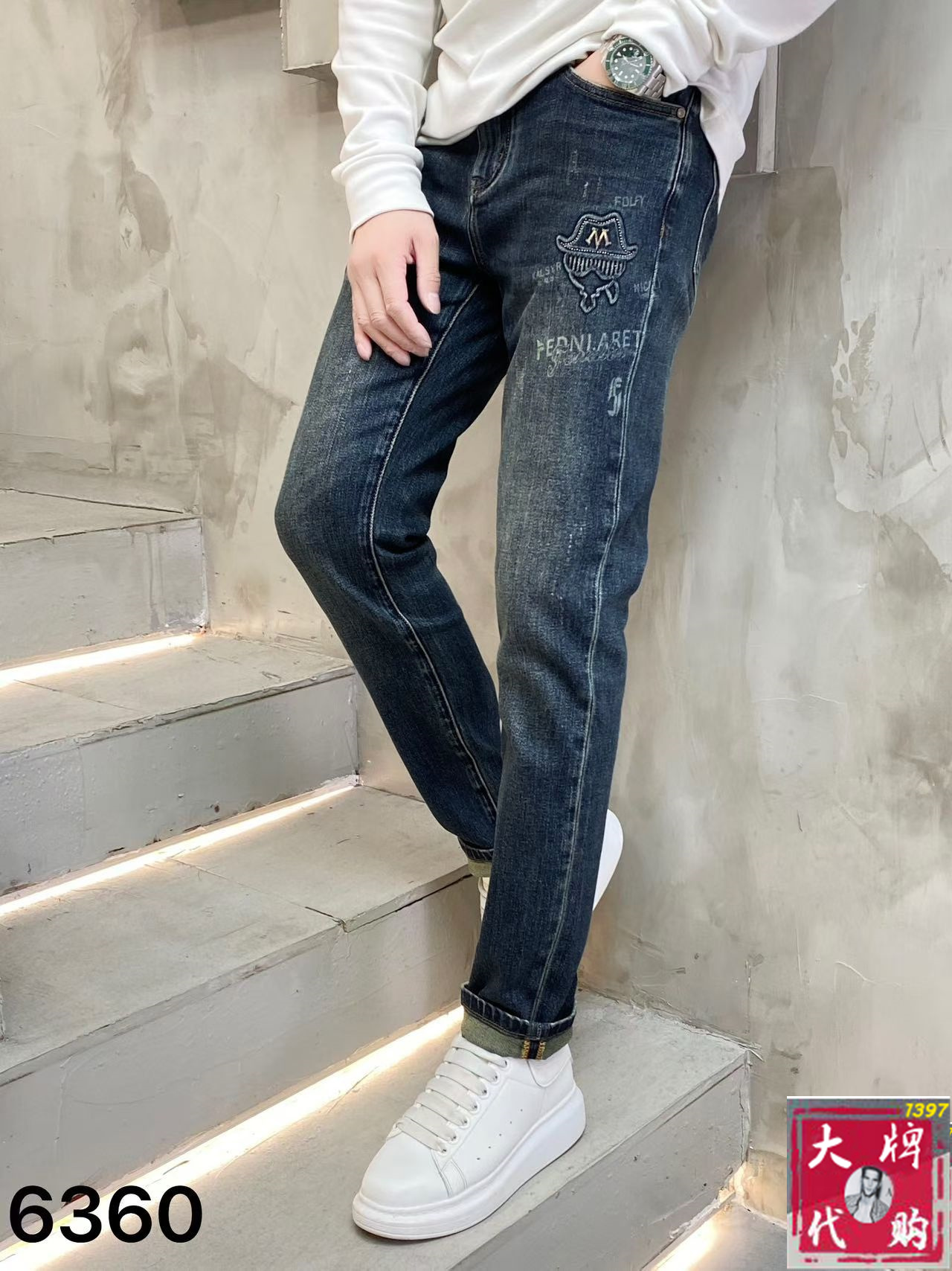 NO:529164,Fendi Men's Jeans Original Original Clothing Original Wash Water!  Imported original washing elastic fabrics, complex handicrafts superimposed, any washing step will become a completely different color effect after a few more seconds, so it is more precious, especially long-lasting and odor-resistant... Use the best tannin elastic texture, genuine leather leather cards, high-quality metal accessories... to create a unique and original jeans style!  Original hardware accessories, super positive style, comfortable and breathable, extremely high grade, counter quality, and handsome upper body. Number of codes 29-38, fendi, fendi, jeans, alexander wang19860909Fendi 芬迪 男士牛仔裤原厂原布原洗水！进口原版水洗弹力面料,复杂的手工艺叠加,任何一个洗水环节多停留几秒都会变成完全不一样的颜色效果,所以越加珍贵,特别持久、耐味…… 选用上乘的丹宁弹力质感,真皮皮牌、高定的金属辅料……打造出独特及原创的牛仔裤款型！原版五金辅料,版型超正,舒适透气,档次极高,专柜品质,上身帅气十足.码数29-38,,fendi,fendi,jeans,alexander wang,Men's clothing