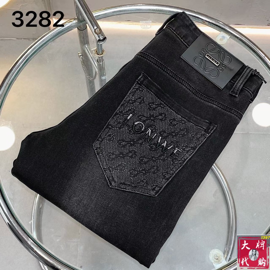 NO:529173,Loewe Men's jeans original original cloth original wash water!  Imported original wash elastic fabrics, complex handicrafts superimposed, any wash process will become a completely different color effect after a few more seconds, so it is more precious, especially long-lasting and odor-resistant... Use the best tannin elastic texture, genuine leather leather cards, high-quality metal accessories... to create a unique and original jeans style!  Original hardware and accessories, super positive style, comfortable and breathable, extremely high grade, counter quality, and handsome upper body. Number of codes 29-38, loewe, loewe, jeans, alexander wang19860909Loewe 罗意威 男士牛仔裤原厂原布原洗水！进口原版水洗弹力面料,复杂的手工艺叠加,任何一个洗水环节多停留几秒都会变成完全不一样的颜色效果,所以越加珍贵,特别持久、耐味…… 选用上乘的丹宁弹力质感,真皮皮牌、高定的金属辅料……打造出独特及原创的牛仔裤款型！原版五金辅料,版型超正,舒适透气,档次极高,专柜品质,上身帅气十足.码数29-38,,loewe,loewe,jeans,alexander wang,Men's clothing