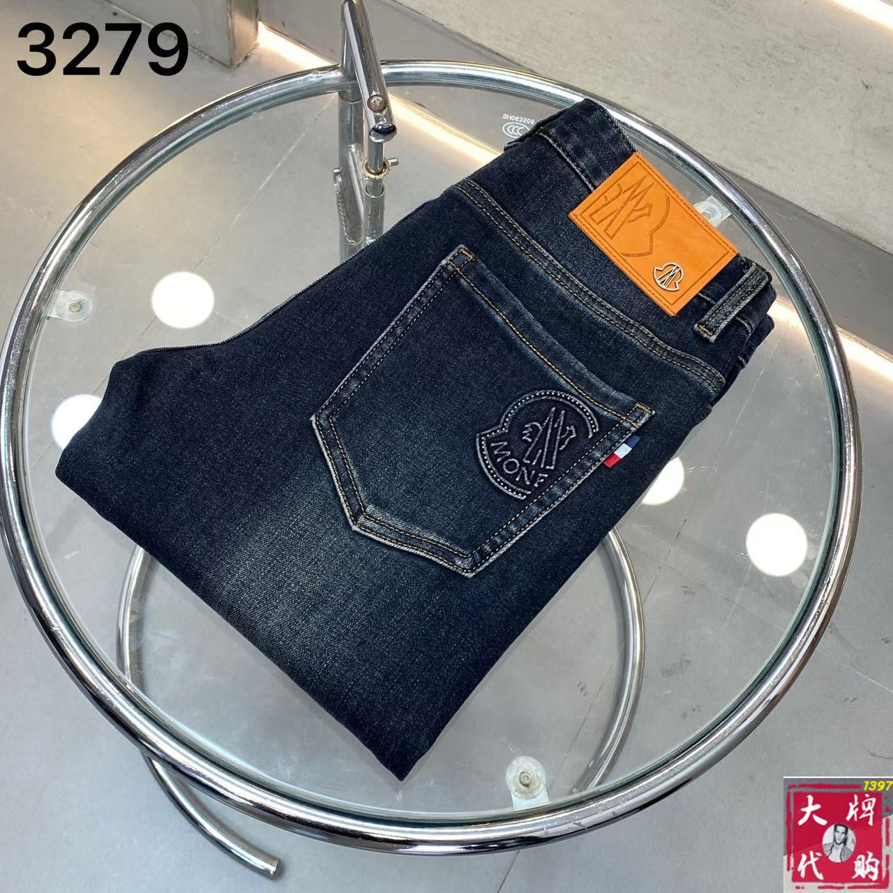 NO:529176,Moncler jeans with original original cloth and original wash water for men!  Imported original washing elastic fabrics, complex handicrafts superimposed, any washing step will become a completely different color effect after a few more seconds, so it is more precious, especially long-lasting and odor-resistant... Use the best tannin elastic texture, genuine leather leather cards, high-quality metal accessories... to create a unique and original jeans style!  Original hardware accessories, super positive style, comfortable and breathable, extremely high grade, counter quality, and handsome upper body. Number of 29-38, Moncler, jeans, alexander wang19860909Moncler 蒙口 男士牛仔裤原厂原布原洗水！进口原版水洗弹力面料,复杂的手工艺叠加,任何一个洗水环节多停留几秒都会变成完全不一样的颜色效果,所以越加珍贵,特别持久、耐味…… 选用上乘的丹宁弹力质感,真皮皮牌、高定的金属辅料……打造出独特及原创的牛仔裤款型！原版五金辅料,版型超正,舒适透气,档次极高,专柜品质,上身帅气十足.码数29-38,,Moncler,jeans,alexander wang,Men's clothing