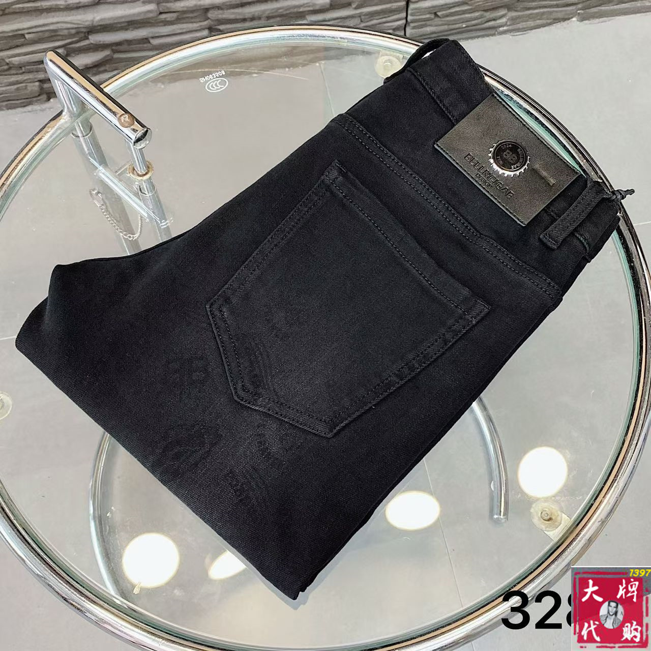 NO:529179,Balenciaga men's jeans original original cloth original wash water!  Imported original wash elastic fabrics, complex handicrafts superimposed, any wash process will become a completely different color effect after a few more seconds, so it is more precious, especially long-lasting and odor-resistant... Use the best tannin elastic texture, genuine leather leather cards, high-quality metal accessories... to create a unique and original jeans style!  Original hardware and accessories, super positive style, comfortable and breathable, extremely high grade, counter quality, and handsome upper body. Number of 29-38, balenciaga, jeans, alexander wang19860909巴黎世家 男士牛仔裤原厂原布原洗水！进口原版水洗弹力面料,复杂的手工艺叠加,任何一个洗水环节多停留几秒都会变成完全不一样的颜色效果,所以越加珍贵,特别持久、耐味…… 选用上乘的丹宁弹力质感,真皮皮牌、高定的金属辅料……打造出独特及原创的牛仔裤款型！原版五金辅料,版型超正,舒适透气,档次极高,专柜品质,上身帅气十足.码数29-38,,balenciaga,jeans,alexander wang,Men's clothing