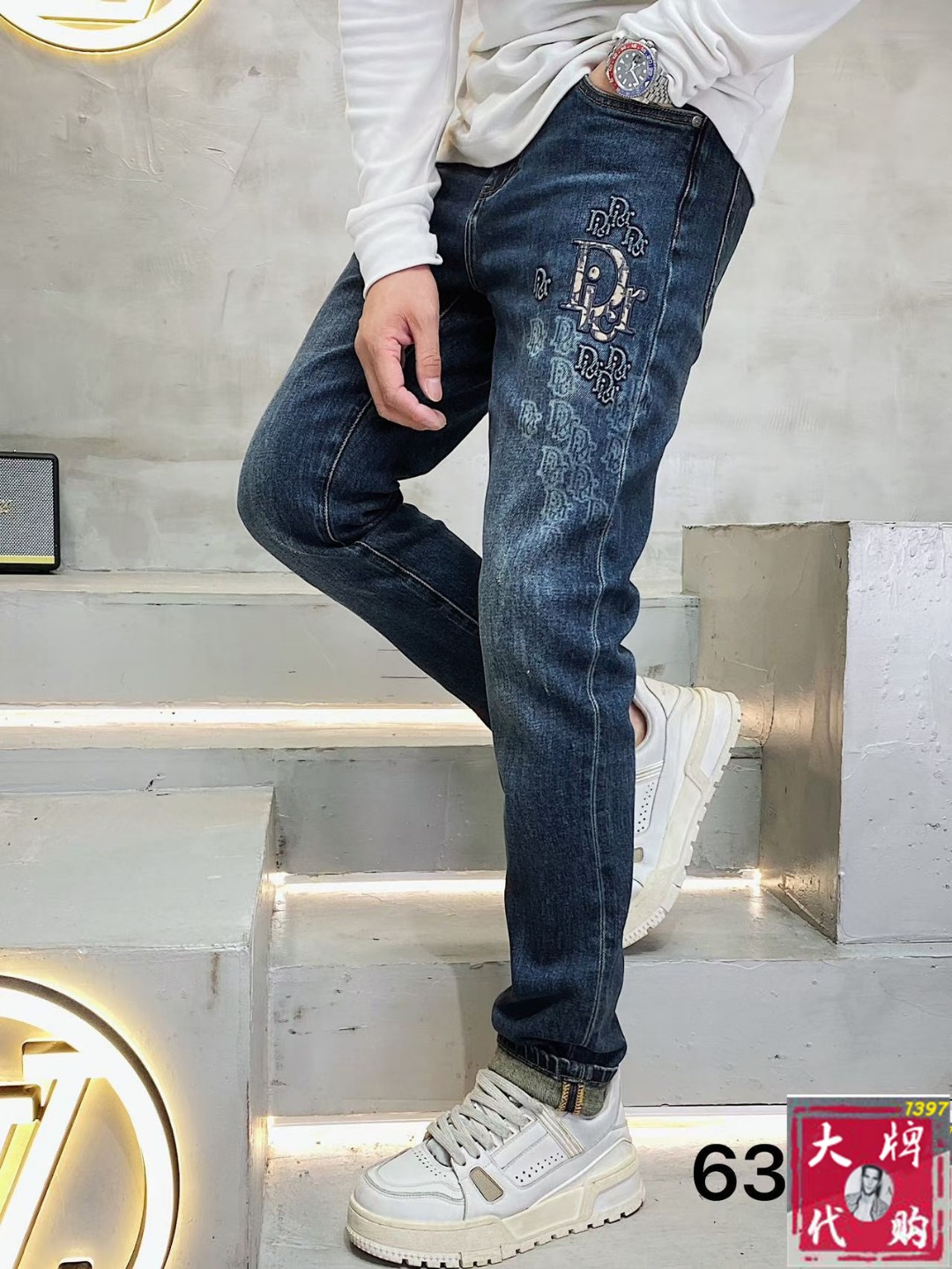 NO:529181,DIOR Men's jeans original original cloth original wash water!  Imported original washing elastic fabrics, complex handicrafts superimposed, any washing step will become a completely different color effect after a few more seconds, so it is more precious, especially long-lasting and odor-resistant... Use the best tannin elastic texture, genuine leather leather cards, high-quality metal accessories... to create a unique and original jeans style!  Original hardware accessories, super positive style, comfortable and breathable, extremely high grade, counter quality, and handsome upper body. Number of codes 29-38,,dior,dior,jeans,alexander wang19860909DIOR 迪奥 男士牛仔裤原厂原布原洗水！进口原版水洗弹力面料,复杂的手工艺叠加,任何一个洗水环节多停留几秒都会变成完全不一样的颜色效果,所以越加珍贵,特别持久、耐味…… 选用上乘的丹宁弹力质感,真皮皮牌、高定的金属辅料……打造出独特及原创的牛仔裤款型！原版五金辅料,版型超正,舒适透气,档次极高,专柜品质,上身帅气十足.码数29-38,,dior,dior,jeans,alexander wang,Men's clothing