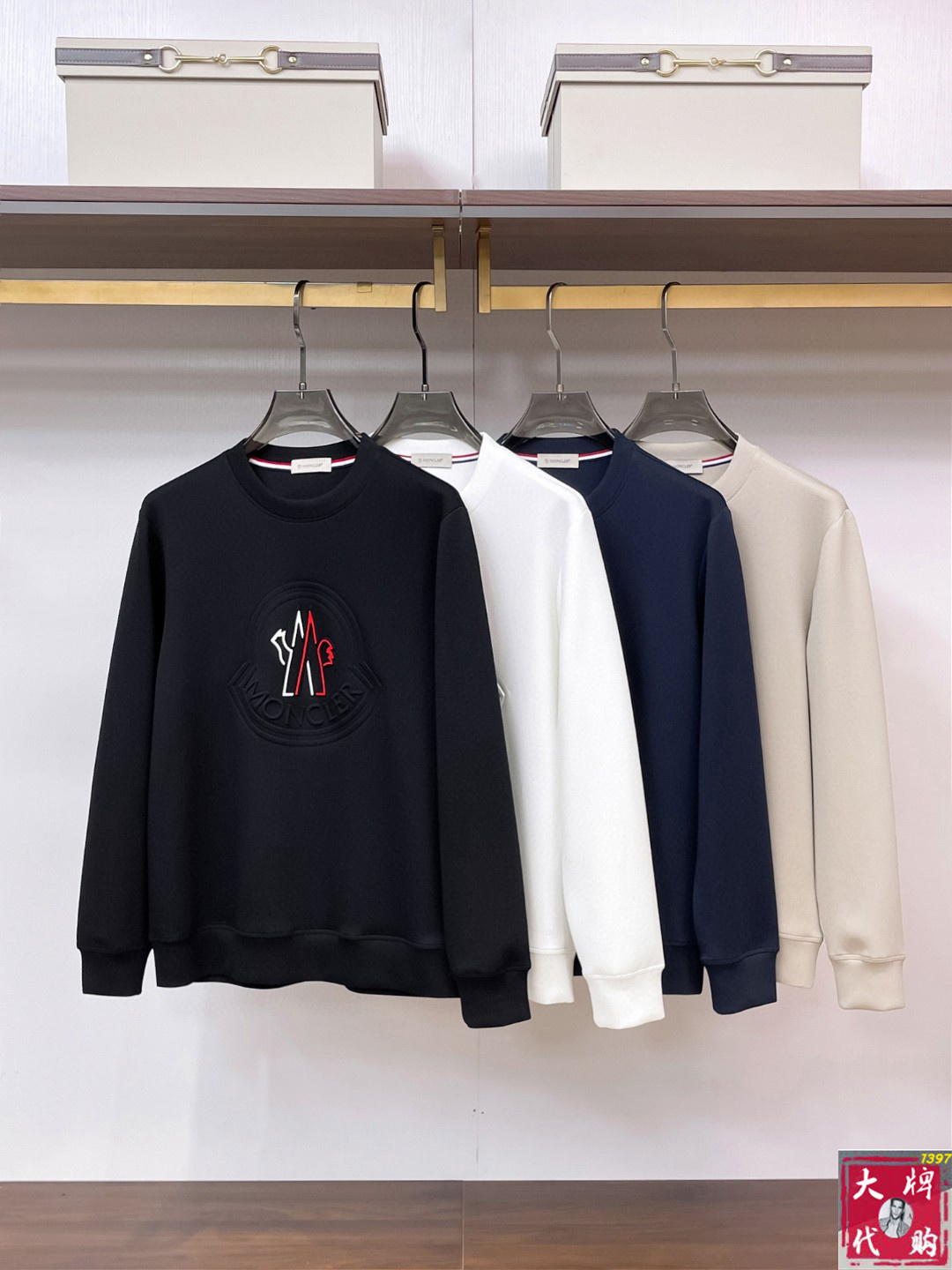 NO:529147,Moncler hooded Autumn Gouke heavy sweatshirt series new product!  The details are unscrupulous, with a sense of class and luxurious recognition!  It is comfortable and slim when worn. It is lazy and casual, especially pleasing to look at. It is suitable for daily wear~ It feels very comfortable, fashionable and personalized. A super versatile and beautiful sweatshirt!  Code number M-3XL, Moncler, hoodie, sweatshirts, alexander wang19860909Moncler 蒙口 秋季高克重卫衣系列新品！细节无法挑剔,极具档次感与奢华辨识度！穿上就是舒适自在又显瘦的存在,慵懒而随性,特别耐看,适合日常穿着～ 手感非常舒服 时尚又个性 超级百搭好看的一款卫衣！码数M-3XL,,Moncler,hoodie,sweatshirts,alexander wang,Men's clothing