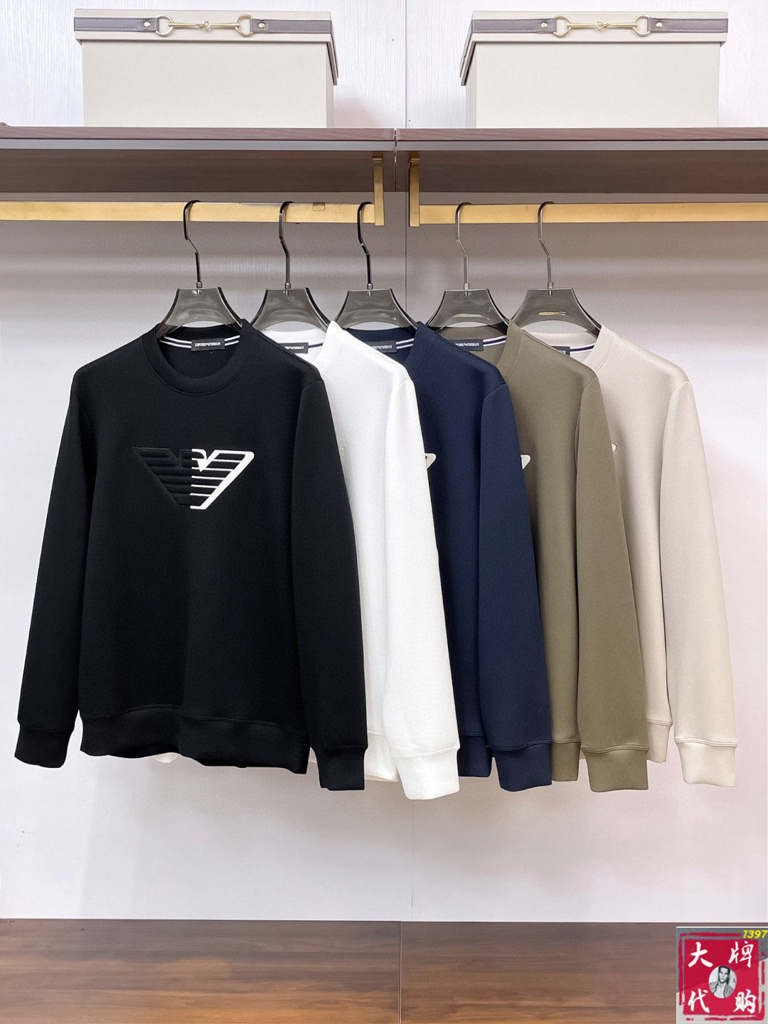 NO:529151,Armani Armani Autumn Gouke heavy sweatshirt series new products!  The details are unscrupulous, with a sense of class and luxurious recognition!  It is comfortable and slim when worn. It is lazy and casual, especially pleasing to look at. It is suitable for daily wear~ It feels very comfortable, fashionable and personalized. A super versatile and beautiful sweatshirt!  Code number M-3XL, Armani, Armani, hoodie, sweatshirts, alexander wang19860909Armani 阿玛尼 秋季高克重卫衣系列新品！细节无法挑剔,极具档次感与奢华辨识度！穿上就是舒适自在又显瘦的存在,慵懒而随性,特别耐看,适合日常穿着～ 手感非常舒服 时尚又个性 超级百搭好看的一款卫衣！码数M-3XL,,armani,armani,hoodie,sweatshirts,alexander wang,Men's clothing