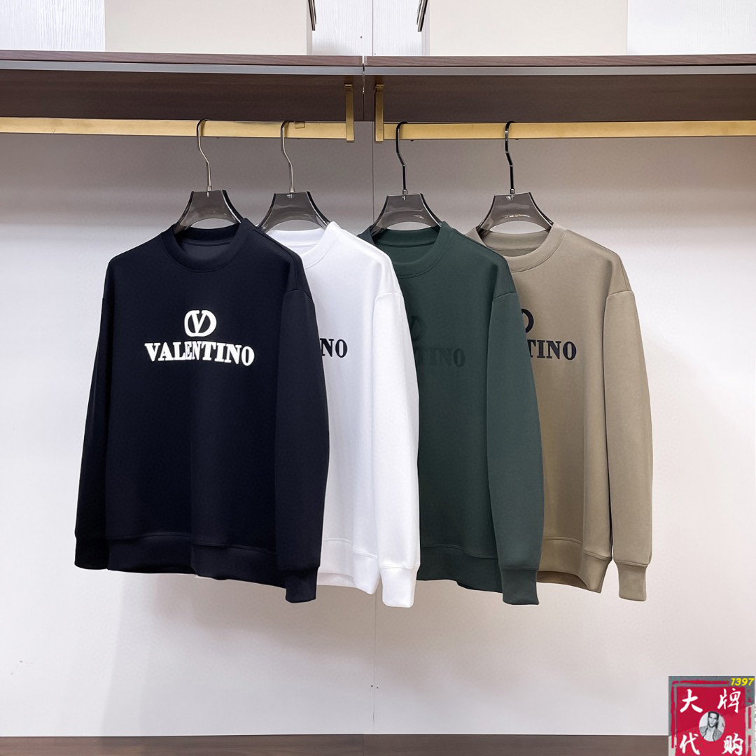 NO:529138,Valentino Autumn Gouke heavy sweatshirt series new products!  The details are unscrupulous, with a sense of class and luxurious recognition!  It is comfortable and slim when worn. It is lazy and casual, especially pleasing to look at. It is suitable for daily wear~ It feels very comfortable, fashionable and personalized. A super versatile and beautiful sweatshirt!  Code number M-3XL, valentino, valentino, hoodie, sweatshirts, alexander wang19860909Valentino 华伦天奴 秋季高克重卫衣系列新品！细节无法挑剔,极具档次感与奢华辨识度！穿上就是舒适自在又显瘦的存在,慵懒而随性,特别耐看,适合日常穿着～ 手感非常舒服 时尚又个性 超级百搭好看的一款卫衣！码数M-3XL,,valentino,valentino,hoodie,sweatshirts,alexander wang,Men's clothing