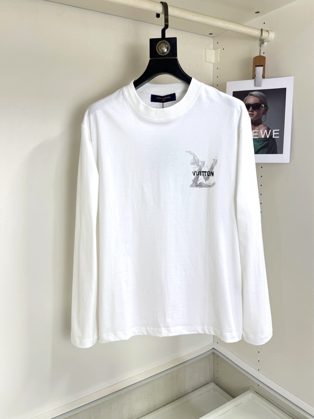 NO:529166,LV Louis Vuitton 2025 Autumn and Winter Round neck long-sleeved T-shirt base shirt Elemental Logo badge highlights the charm of casual and fashionable, and is still unique in fashion and coquettish. Selected long velvet cotton yarn, 260g worsted high-split heavy-duty fixed-woven fixed-dyed fabric, high-temperature washing before cutting, and the finished product is soft and washes it soft. It feels skin-friendly and cotton-soft, and the drape is natural. The counter is synchronized, with a slightly lowered shoulder-loose style, which can be salty or sweet, both for men and women, and is super versatile. It uses instrument embroidery, and the delicate and full texture highlights, bringing a new experience to fashion sports and leisure!  !  Size XS-XL XS Size Shoulder Width 48 Bust 100 Clothes Length 68 S S S Shoulder Width 50 Bust 104 Clothes Length 70 M S S Shoulder Width 52 Bust 108 Clothes Length 72 L S S S Shoulder Width 54 Bust 112 Clothes Length 74 XL Size Shoulder Width 56 Bust 116 Clothes Length 76,,louis vuitton,louis vuitton,tees,t-shirt,alexander wang19860909LV 路易威登 2025秋冬 圆领长袖T恤打底衫 元素性的Logo徽章凸显休闲时尚魅力,依然独领时尚风骚,甄选长绒棉纱,260g精纺高支重磅定织定染面料,裁前高温洗水定型,成品再洗柔,穿着感受亲肤棉柔,垂感自然.专柜同步,微落肩宽松版型,可盐可甜,男女皆宜,超百搭. 采用器械刺绣,细腻饱满的质感突显,为时尚运动休闲带来全新体验！！ 尺码 XS-XL XS码肩宽48 胸围100 衣长68 S码肩宽50 胸围104 衣长70 M码肩宽52 胸围108 衣长72 L码肩宽54 胸围112 衣长74 XL码肩宽56 胸围116 衣长76,,louis vuitton,louis vuitton,tees，t-shirt,alexander wang,Men's clothing