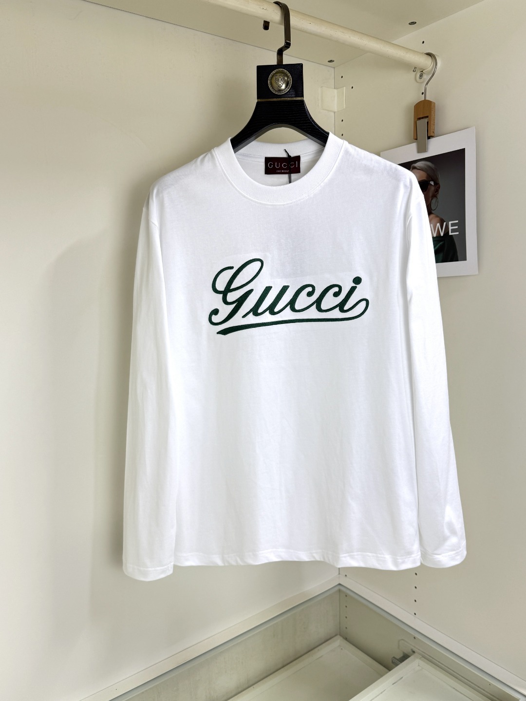 NO:529172,Gucci 2025 Autumn and Winter Round neck long-sleeved embroidered T-shirt base shirt Elemental Logo badge highlights the charm of casual and fashionable, and is still unique in fashion and coquettish. Selected long velvet cotton yarn, 260g worsted high-split heavy-duty fixed weaving and dyeing fabric, high-temperature washing before cutting, and the finished product is washed softly, and the drape feels skin-friendly and cotton-soft, natural drape. The counter is synchronized, with a slightly shoulder-falling loose style, which can be salty or sweet, both for men and women, and is super versatile. It uses instrument embroidery, and the delicate and full texture highlights, bringing a new experience to fashion sports and leisure!  !  Size XS-XL XS Size Shoulder Width 48 Bust 100 Clothes Length 68 S S S Shoulder Width 50 Bust 104 Clothes Length 70 M S Shoulder Width 52 Bust 108 Clothes Length 72 L Size Shoulder Width 54 Bust 112 Clothes Length 74 XL Size Shoulder Width 56 Bust 116 Clothes Length 76, gucci,tees, t-shirt,alexander wang19860909Gucci 古奇 2025秋冬 圆领长袖刺绣T恤打底衫 元素性的Logo徽章凸显休闲时尚魅力,依然独领时尚风骚,甄选长绒棉纱,260g精纺高支重磅定织定染面料,裁前高温洗水定型,成品再洗柔,穿着感受亲肤棉柔,垂感自然.专柜同步,微落肩宽松版型,可盐可甜,男女皆宜,超百搭. 采用器械刺绣,细腻饱满的质感突显,为时尚运动休闲带来全新体验！！ 尺码 XS-XL XS码肩宽48 胸围100 衣长68 S码肩宽50 胸围104 衣长70 M码肩宽52 胸围108 衣长72 L码肩宽54 胸围112 衣长74 XL码肩宽56 胸围116 衣长76,,gucci,tees，t-shirt,alexander wang,Men's clothing