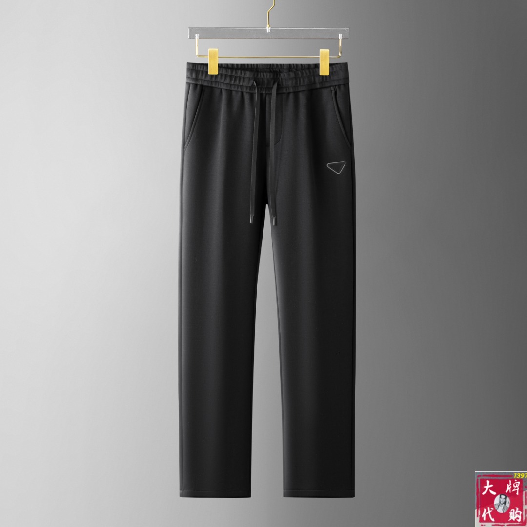 NO:531049,Prada New Product. Customized high-quality, fashionable elastic strap casual pants. Super versatile style. Exclusive customization-imported high-end high-density cotton fabric, close and comfortable, super beautiful style, long legs on the upper body, impeccable inner and line-ups, can be attended at any occasion, and once again emphasize that the fabric is very, very classy! First-class workmanship and texture! The details are exquisite and exquisite, and quite ingenious! You deserve it! Number of codes 30-38, prada, prada, alexander wang19860909Prada 普拉达 新品.订制高品质时尚松紧带休闲裤.超级百搭款.独家定制-进口高端高密度精棉面料,贴身舒适,超靓版型、上身显腿修长,內里,走线都无可挑剔,任何场合都可出席,再次强调面料非常非常显档次！做工、质感一流！细节精致考究,颇具匠心！ 您值得拥有！码数30-38,,prada,prada,alexander wang,Men's clothing