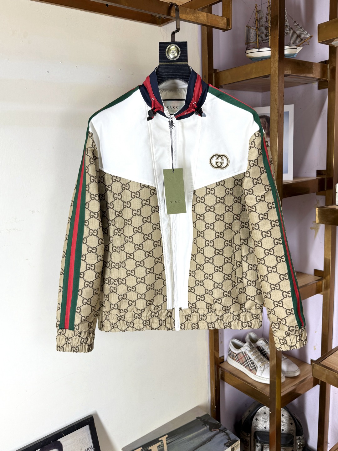 NO:531033,Gucci The latest Autumn style jacquard stand-up collar jacket has three complete specifications, red and green webbing on both sides, highlighting the charm of the brand ~ High-end version The perfect appearance and a very outstanding design, which easily advances the sense of fashion and is neat and meticulous!  A masterpiece of a big-name designer!  Shows unique charm. The inner side parking space is covered. Superb craftsmanship, sports and leisure, impeccable first-class design, super positive style, super handsome upper body, strongly recommended for the same style as men and women ……………………………………………………………………………………………………………………………………………………………………………………………………………………………………………………………………………………………………………………………………………………………………………………………………………………………………………………………………………………………………………………………………………………19860909Gucci 古奇 秋季最新款拼接提花立领夹克外套三标齐全,两侧红绿织带拼接设计～彰显品牌魅力～高端版本 品相完美,非常出彩的设计,轻松将时髦感进阶,走线工整细致！大牌设计师巨作！尽显别致魅力.内里包边车位.工艺精湛,运动休闲于一身,无可挑剔的一流设计,版型超正,上身超级帅气,强烈推荐男女同款 ………………………………………………… 颜色卡其色 蓝色 码数S-XXL,,gucci,jackets & coats,jackets & coats,alexander wang,Men's clothing