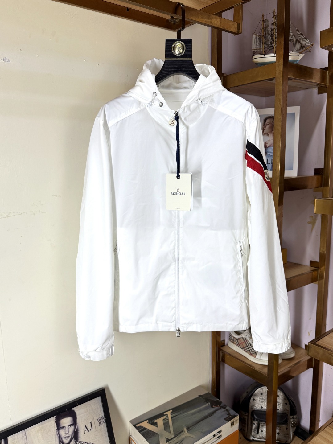 NO:531036,Moncler mask, the latest original single product, fashionable casual jacket, imported original fabric, comfortable and breathable upper body, original hardware and auxiliary decoration, high-end version, perfect appearance, very outstanding design, easy to upgrade the sense of fashion, neat and detailed line!  A masterpiece of a big-name designer!  Shows unique charm. The inner side parking space is covered. The craftsmanship is exquisite, sports and leisure are all in one, the impeccable first-class design, the style is super positive, the upper body is super handsome, highly recommended. The size M-3XL, Moncler, jackets & coats, alexander wang19860909Moncler 蒙口 最新品原单狠货,时尚休闲外套,进口原版面料,上身舒适透气,原版五金辅料装饰,高端版本 品相完美,非常出彩的设计,轻松将时髦感进阶,走线工整细致！大牌设计师巨作！尽显别致魅力.内里包边车位.工艺精湛,运动休闲于一身,无可挑剔的一流设计,版型超正,上身超级帅气,强烈推荐 码数M-3XL,,Moncler,jackets & coats,alexander wang,Men's clothing