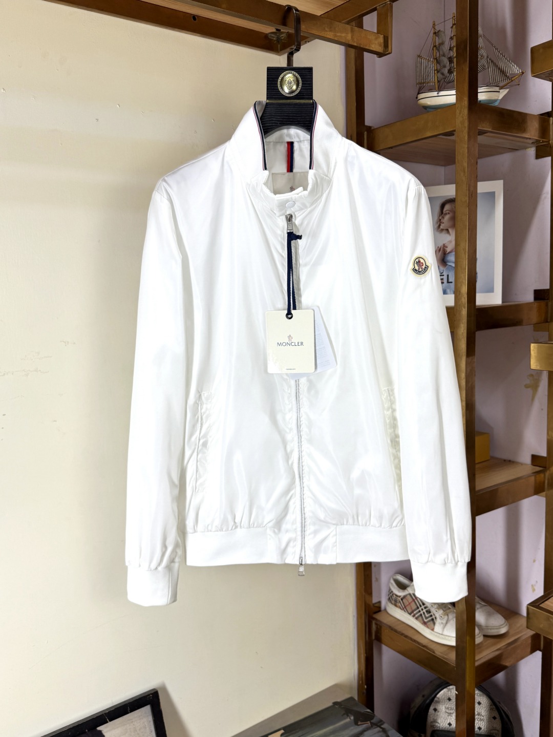 NO:531042,Moncler mask, the latest original single product, fashionable casual jacket, imported original fabric, comfortable and breathable upper body, original hardware and auxiliary decoration, high-end version, perfect appearance, very outstanding design, easy to upgrade the sense of fashion, neat and detailed line!  A masterpiece of a big-name designer!  Shows unique charm. The inner side parking space is covered. The craftsmanship is exquisite, sports and leisure are all in one, the impeccable first-class design, the style is super positive, the upper body is super handsome, highly recommended. The size M-3XL, Moncler, jackets & coats, alexander wang19860909Moncler 蒙口 最新品原单狠货,时尚休闲外套,进口原版面料,上身舒适透气,原版五金辅料装饰,高端版本 品相完美,非常出彩的设计,轻松将时髦感进阶,走线工整细致！大牌设计师巨作！尽显别致魅力.内里包边车位.工艺精湛,运动休闲于一身,无可挑剔的一流设计,版型超正,上身超级帅气,强烈推荐 码数M-3XL,,Moncler,jackets & coats,alexander wang,Men's clothing