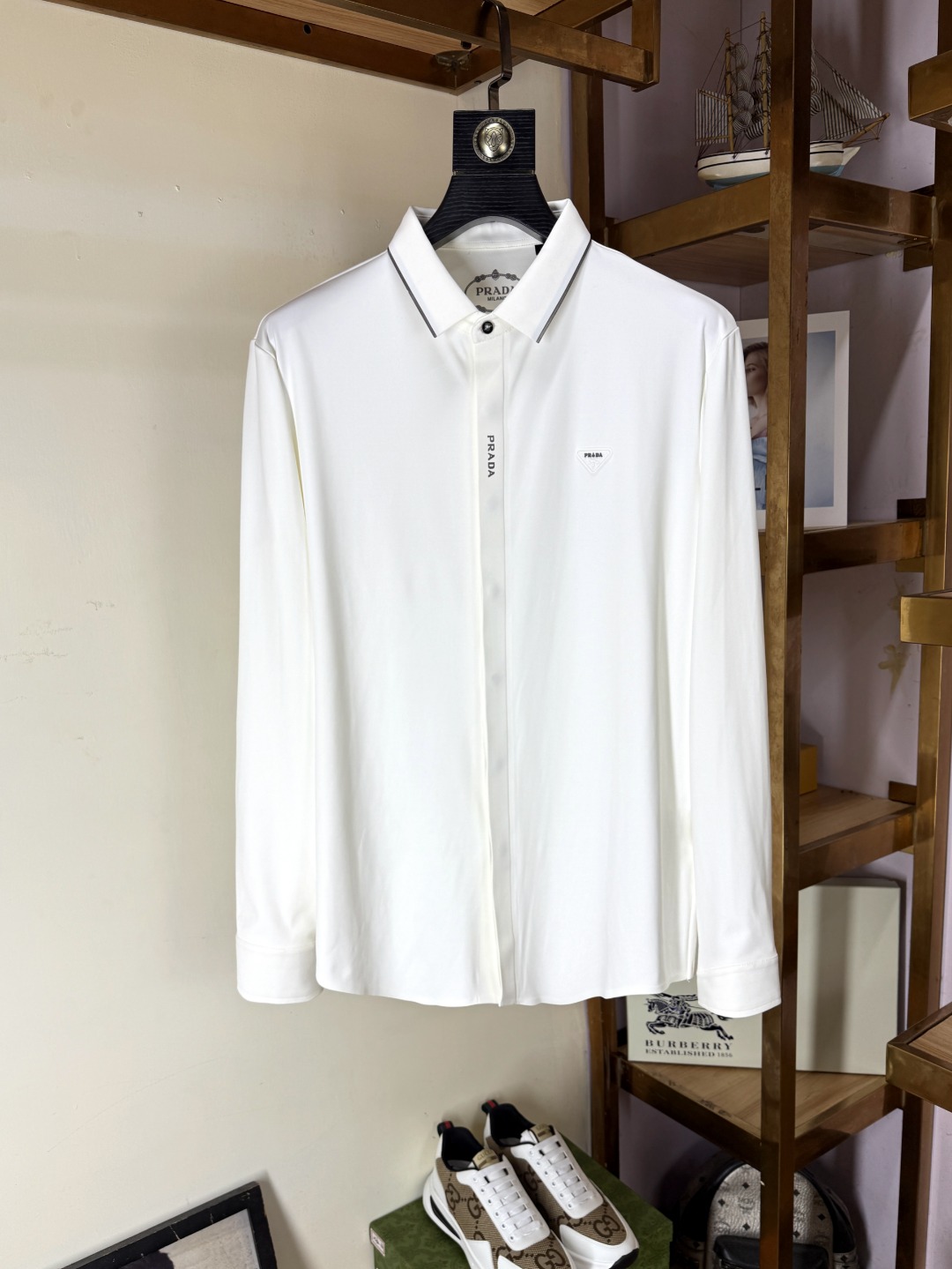 NO:531077,Prada - a fashionable and popular shirt for the counter, casual and fashionable outside, essential for inner wear, comfortable and beautiful, visible on the upper body. Custom imported high-end mercerized fabric, delicate fabric, close-fitting and comfortable without rigging, fashionable and stylish counter logo design is very unique, original quality and craftsmanship, perfect three-dimensional slim tailoring, lock edge sewing plates are very rigorous and exquisite, absolutely first-line OEM requirements!  Don't miss it, male gods!  Complete three standards!  Size M-4XL, prada, prada, shirts, alexander wang19860909Prada 普拉达 - 专柜时尚大爆款衬衫,休闲时尚外穿 内搭必备款,舒适好看上身可见 定制进口高端丝光面料,面料手感细腻,贴身舒适不扎肉,穿着时尚有型专柜标志设计非常独特,原版品质与工艺 完美立体修身剪裁 锁边缝盘都非常严谨考究 绝对一线代工要求！男神们别错过！ 三标齐全！尺码M-4XL,,prada,prada,shirts,alexander wang,Men's clothing