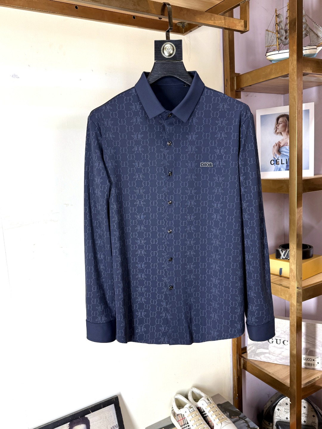 NO:531076,DIOR - Fashionable shirts for counters, casual and fashionable, essential for wearing inside, comfortable and beautiful, visible on the upper body. Custom imported high-end mercerized fabric, delicate fabric, close-fitting and comfortable without rigging, fashionable and stylish counter logo design is very unique, original quality and craftsmanship, perfect three-dimensional slim tailoring, lock edge sewing plates are very rigorous and exquisite, absolutely first-line OEM requirements!  Don't miss it, male gods!  Complete three standards!  Size M-4XL, dior, dior,shirts,alexander wang19860909DIOR 迪奥 - 专柜时尚大爆款衬衫,休闲时尚外穿 内搭必备款,舒适好看上身可见 定制进口高端丝光面料,面料手感细腻,贴身舒适不扎肉,穿着时尚有型专柜标志设计非常独特,原版品质与工艺 完美立体修身剪裁 锁边缝盘都非常严谨考究 绝对一线代工要求！男神们别错过！ 三标齐全！尺码M-4XL,,dior,dior,shirts,alexander wang,Men's clothing