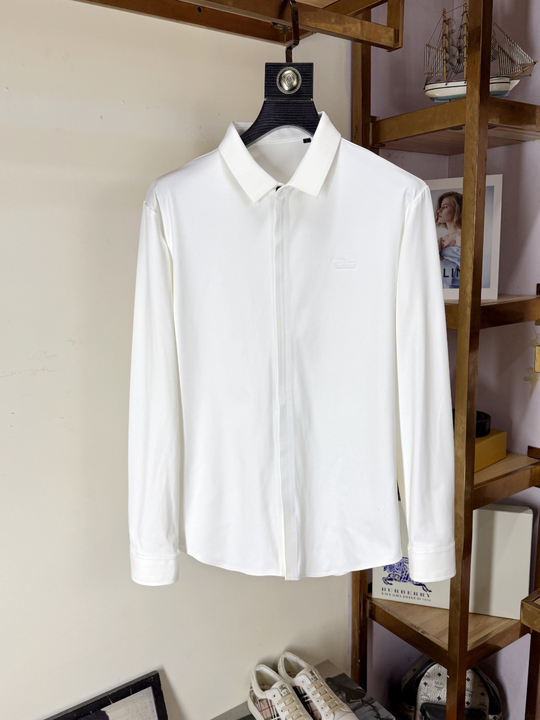 NO:531069,Armani - A fashionable and popular shirt for the counter, casual and fashionable outside, essential for inner wear, comfortable and beautiful, visible on the upper body. Custom imported high-end mercerized fabric, delicate fabric, close-fitting and comfortable without rigging, fashionable and stylish counter logo design is very unique, original quality and craftsmanship, perfect three-dimensional slim tailoring, lock edge sewing plates are very rigorous and exquisite, absolutely first-line OEM requirements!  Don't miss it, male gods!  Complete three standards!  Size M-4XL, Armani, Armani, Shirts, Alexander wang19860909Armani 阿玛尼 - 专柜时尚大爆款衬衫,休闲时尚外穿 内搭必备款,舒适好看上身可见 定制进口高端丝光面料,面料手感细腻,贴身舒适不扎肉,穿着时尚有型专柜标志设计非常独特,原版品质与工艺 完美立体修身剪裁 锁边缝盘都非常严谨考究 绝对一线代工要求！男神们别错过！ 三标齐全！尺码M-4XL,,armani,armani,shirts,alexander wang,Men's clothing