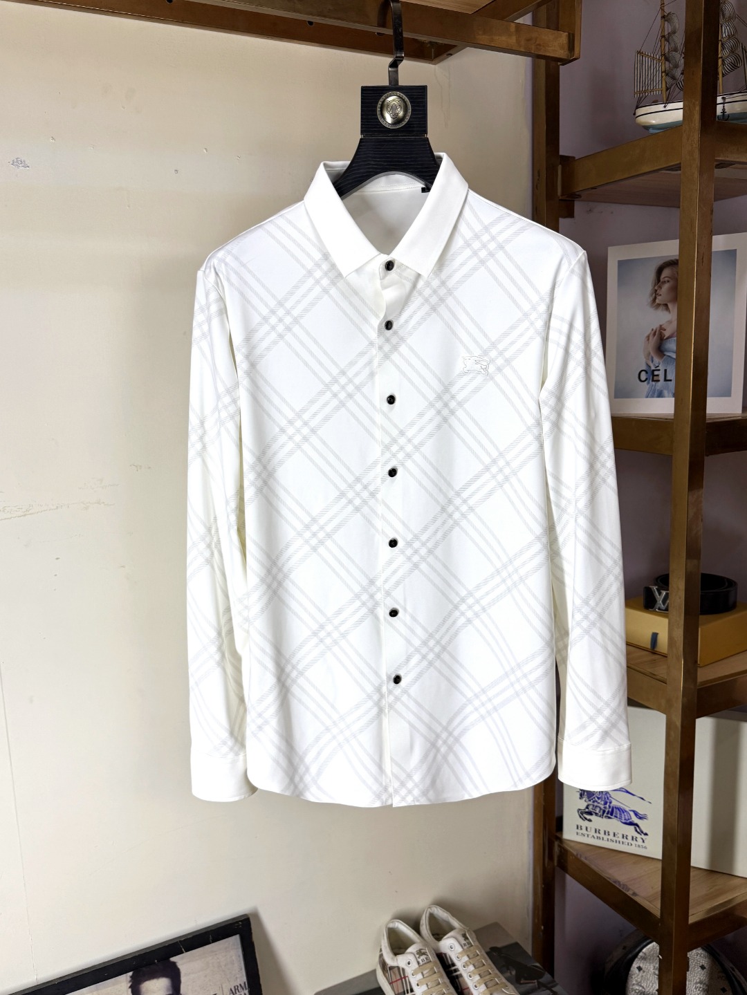 NO:531073,Burberry - A fashionable and popular shirt for the counter, casual and fashionable outside, a must-have for the inner wear, comfortable and beautiful, and visible on the upper body. Custom imported high-end mercerized fabric, with delicate fabric feel, close-fitting and comfortable without thorning. The fashionable and stylish counter logo design is very unique, the original quality and craftsmanship, perfect three-dimensional slim tailoring, the lock edge sewing plates are very rigorous and exquisite, and absolutely first-line OEM requirements!  Don't miss it, male gods!  Complete three standards!  Size M-4XL, burberry, burberry, shirts, alexander wang19860909Burberry 巴宝莉 - 专柜时尚大爆款衬衫,休闲时尚外穿 内搭必备款,舒适好看上身可见 定制进口高端丝光面料,面料手感细腻,贴身舒适不扎肉,穿着时尚有型专柜标志设计非常独特,原版品质与工艺 完美立体修身剪裁 锁边缝盘都非常严谨考究 绝对一线代工要求！男神们别错过！ 三标齐全！尺码M-4XL,,burberry,burberry,shirts,alexander wang,Men's clothing