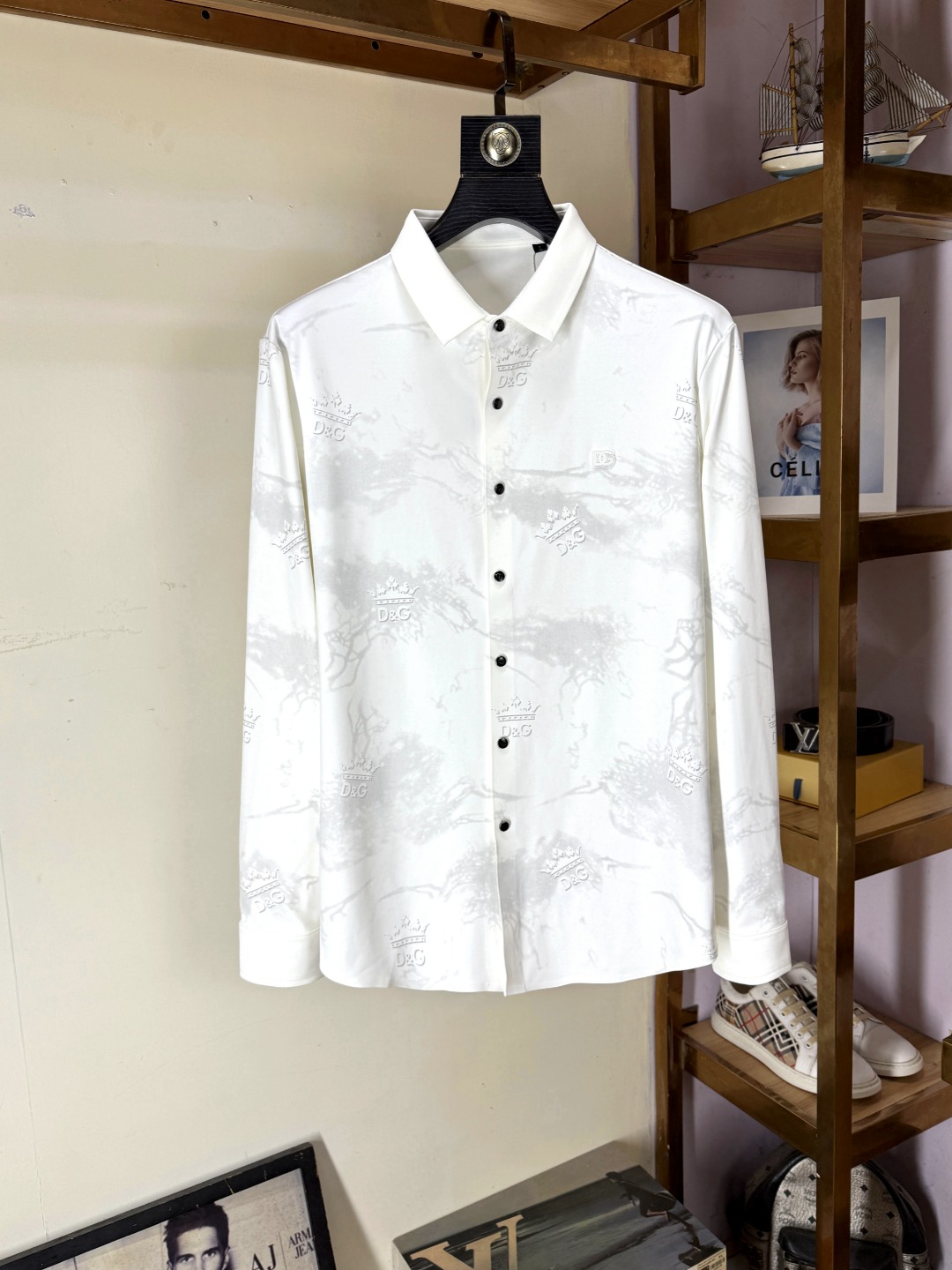 NO:531065,DG Dolce & Gabbana - Fashionable shirt for counter, casual and fashionable, essential for wearing inside, comfortable and beautiful, visible on the upper body. Custom imported high-end mercerized fabric, delicate fabric, close-fitting and comfortable without thorning, fashionable and stylish counter logo design is very unique, original quality and craftsmanship, perfect three-dimensional slim tailoring, lock edge sewing plates are very rigorous and exquisite, absolutely first-line OEM requirements!  Don't miss it, male gods!  Complete three standards!  Size M-4XL, Dolce & Gabbana, Shirts, alexander wang19860909DG 杜嘉班纳 - 专柜时尚大爆款衬衫,休闲时尚外穿 内搭必备款,舒适好看上身可见 定制进口高端丝光面料,面料手感细腻,贴身舒适不扎肉,穿着时尚有型专柜标志设计非常独特,原版品质与工艺 完美立体修身剪裁 锁边缝盘都非常严谨考究 绝对一线代工要求！男神们别错过！ 三标齐全！尺码M-4XL,,Dolce&Gabbana,shirts,alexander wang,Men's clothing