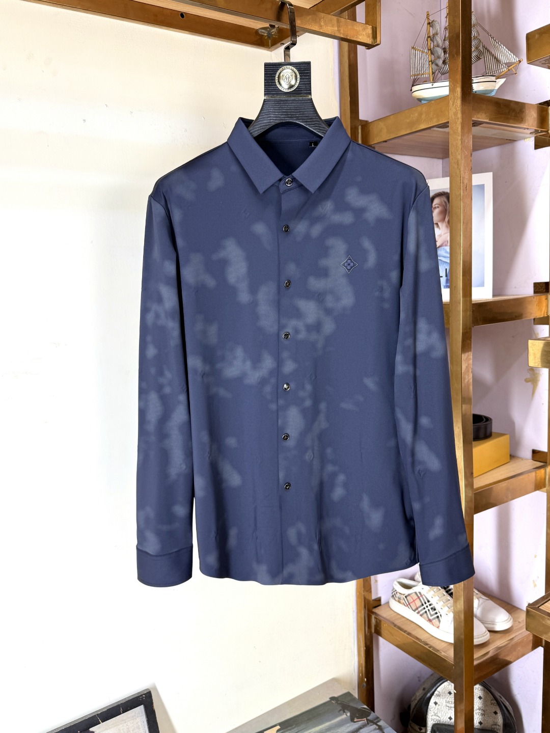 NO:531061,LV Louis Vuitton - Fashionable shirts for counters, casual and fashionable, essential for wearing inside, comfortable and beautiful, visible on the upper body. Custom imported high-end mercerized fabric, delicate fabric, close-fitting and comfortable without rigging, fashionable and stylish counter logo design is very unique, original quality and craftsmanship, perfect three-dimensional slim tailoring, lock edge sewing plates are very rigorous and exquisite, absolutely first-line OEM requirements!  Don't miss it, male gods!  Complete three standards!  Size M-4XL, louis vuitton,louis vuitton,shirts,alexander wang19860909LV 路易威登 - 专柜时尚大爆款衬衫,休闲时尚外穿 内搭必备款,舒适好看上身可见 定制进口高端丝光面料,面料手感细腻,贴身舒适不扎肉,穿着时尚有型专柜标志设计非常独特,原版品质与工艺 完美立体修身剪裁 锁边缝盘都非常严谨考究 绝对一线代工要求！男神们别错过！ 三标齐全！尺码M-4XL,,louis vuitton,louis vuitton,shirts,alexander wang,Men's clothing