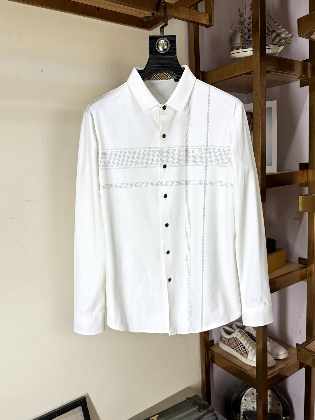 NO:531081,Burberry - A fashionable and popular shirt for the counter, casual and fashionable outside, essential for the inner wear, comfortable and beautiful, visible on the upper body. Custom imported high-end mercerized fabric, delicate fabric, close-fitting and comfortable without thorning, fashionable and stylish counter logo design is very unique, original quality and craftsmanship, perfect three-dimensional slim tailoring, lock edge sewing plates are very rigorous and exquisite, absolutely first-line OEM requirements!  Don't miss it, male gods!  Complete three standards!  Size M-4XL, burberry, burberry, shirts, alexander wang19860909Burberry 巴宝莉 - 专柜时尚大爆款衬衫,休闲时尚外穿 内搭必备款,舒适好看上身可见 定制进口高端丝光面料,面料手感细腻,贴身舒适不扎肉,穿着时尚有型专柜标志设计非常独特,原版品质与工艺 完美立体修身剪裁 锁边缝盘都非常严谨考究 绝对一线代工要求！男神们别错过！ 三标齐全！尺码M-4XL,,burberry,burberry,shirts,alexander wang,Men's clothing