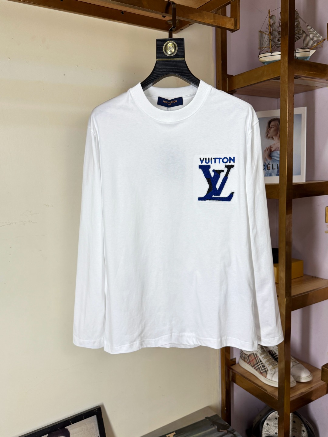 NO:531059,LV Louis Vuitton Square double G long-sleeved T-shirt~ White classic style Made in Italy Selected long velvet cotton yarn 260g worsted high-spin heavy-duty fabric High-temperature wash before cutting Finished product wash soft skin-friendly cotton soft draping natural counter synchronized slightly shoulder-fall loose style Can be salty or sweet Unisex Super versatile, original, original size XS-XL XS size shoulder width 48 bust 100 length 68 S size shoulder width 50 bust 104 length 70 M size shoulder width 52 bust 108 length 72 L size shoulder width 54 bust 112 length 74 XL size shoulder width 56 bust 116 length 76,,louis vuitton,louis vuitton,tees,t-shirt,alexander  wang19860909LV 路易威登 方块双G长袖T恤～ 白色经典款 意大利制造 甄选长绒棉纱 260g精纺高支重磅定织面料 裁前高温洗水定型 成品再洗柔 穿着感受亲肤棉柔 垂感自然 专柜同步 微落肩宽松版型 可盐可甜 男女皆宜 超百搭,原版原标～ 尺码 XS-XL XS码肩宽48 胸围100 衣长68 S码肩宽50 胸围104 衣长70 M码肩宽52 胸围108 衣长72 L码肩宽54 胸围112 衣长74 XL码肩宽56 胸围116 衣长76,,louis vuitton,louis vuitton,tees，t-shirt,alexander wang,Men's clothing