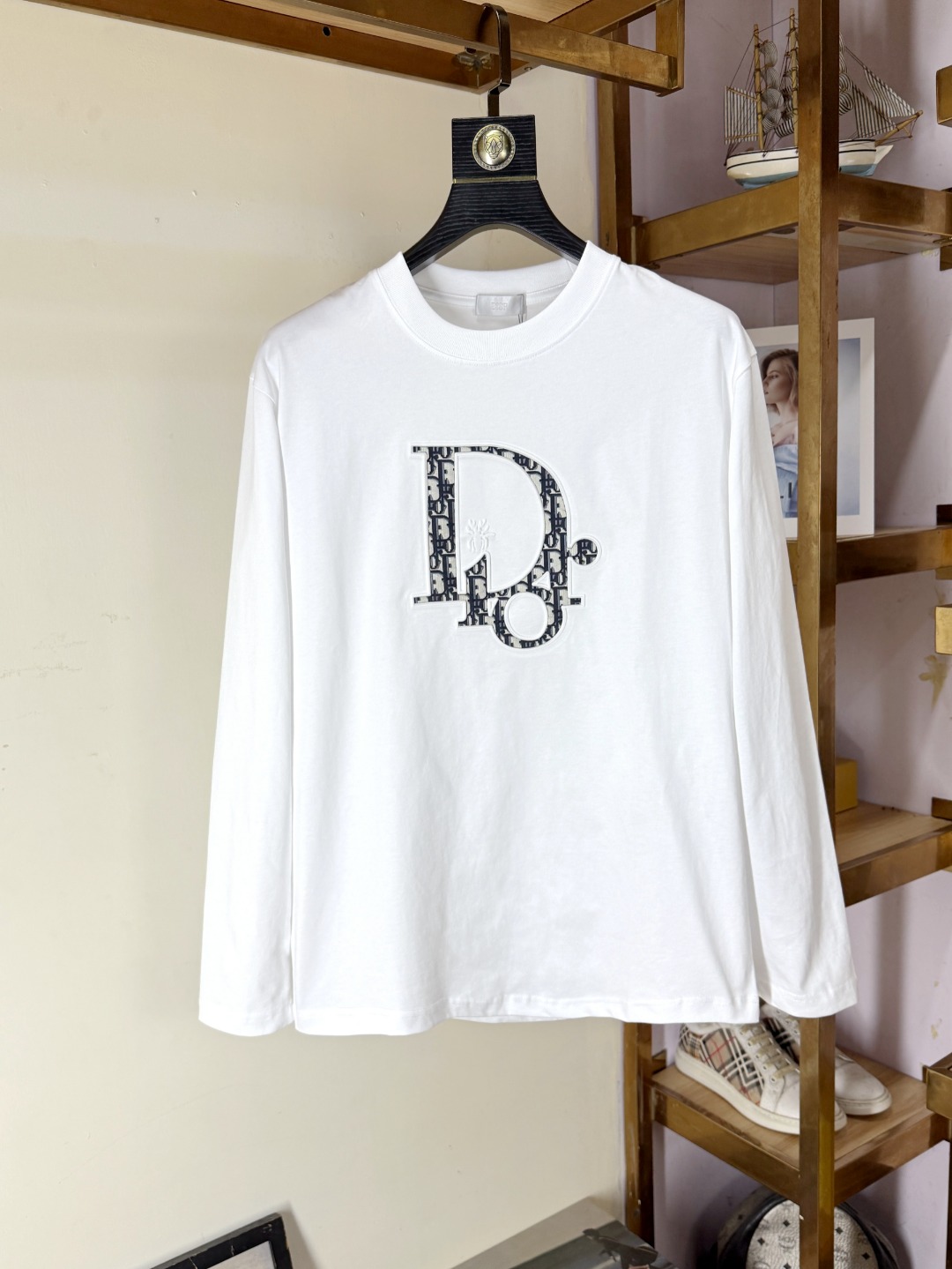 NO:531078,DIOR Square double G long-sleeved T-shirt~ White classic style Made in Italy Selected long velvet cotton yarn 260g worsted high-spin heavy-duty fabric High-temperature wash before cutting Finished product wash soft skin-friendly cotton soft draping natural counter synchronized slightly shoulder-fall loose style Can be salty or sweet Unisex Super versatile, original, original, size XS-XL XS size shoulder width 48 bust 100 length 68 S size shoulder width 50 bust 104 length 70 M size shoulder width 52 bust 108 length 72 L size shoulder width 54 bust 112 length 74 XL size shoulder width 56 bust 116 length 76,,dior,dior,tees,t-shirt,alexander wang19860909DIOR 迪奥 方块双G长袖T恤～ 白色经典款 意大利制造 甄选长绒棉纱 260g精纺高支重磅定织面料 裁前高温洗水定型 成品再洗柔 穿着感受亲肤棉柔 垂感自然 专柜同步 微落肩宽松版型 可盐可甜 男女皆宜 超百搭,原版原标～ 尺码 XS-XL XS码肩宽48 胸围100 衣长68 S码肩宽50 胸围104 衣长70 M码肩宽52 胸围108 衣长72 L码肩宽54 胸围112 衣长74 XL码肩宽56 胸围116 衣长76,,dior,dior,tees，t-shirt,alexander wang,Men's clothing