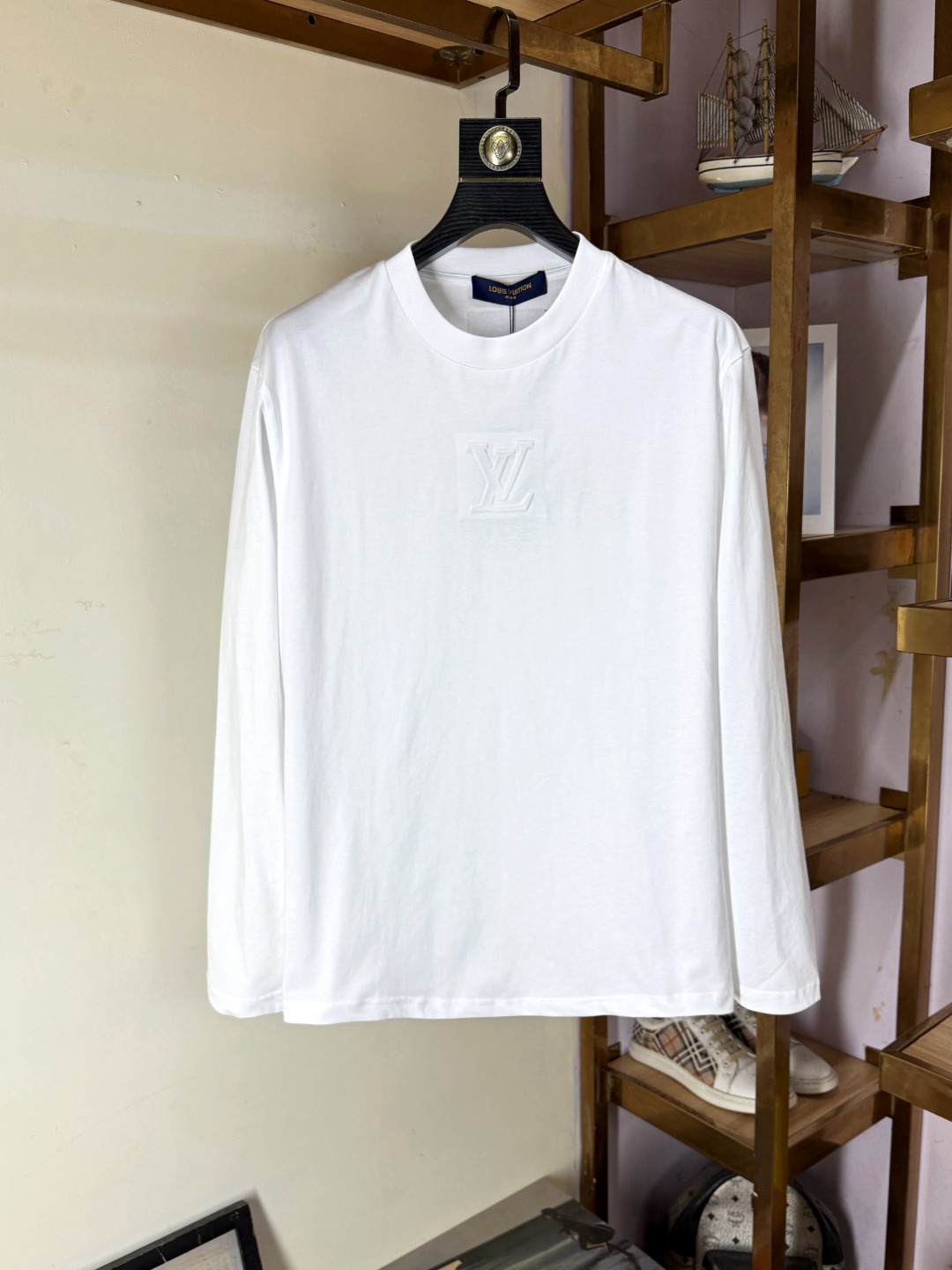 NO:531071,LV Louis Vuitton Square double G long-sleeved T-shirt~ White classic style Made in Italy Selected long velvet cotton yarn 260g worsted high-spin heavy-duty fabric High-temperature wash before cutting Finished product wash soft skin-friendly cotton soft draping natural counter synchronized slightly shoulder-fall loose style Can be salty or sweet Unisex Super versatile, original, original size XS-XL XS size shoulder width 48 bust 100 length 68 S size shoulder width 50 bust 104 length 70 M size shoulder width 52 bust 108 length 72 L size shoulder width 54 bust 112 length 74 XL size shoulder width 56 bust 116 length 76,,louis vuitton,louis vuitton,tees,t-shirt,alexander  wang19860909LV 路易威登 方块双G长袖T恤～ 白色经典款 意大利制造 甄选长绒棉纱 260g精纺高支重磅定织面料 裁前高温洗水定型 成品再洗柔 穿着感受亲肤棉柔 垂感自然 专柜同步 微落肩宽松版型 可盐可甜 男女皆宜 超百搭,原版原标～ 尺码 XS-XL XS码肩宽48 胸围100 衣长68 S码肩宽50 胸围104 衣长70 M码肩宽52 胸围108 衣长72 L码肩宽54 胸围112 衣长74 XL码肩宽56 胸围116 衣长76,,louis vuitton,louis vuitton,tees，t-shirt,alexander wang,Men's clothing