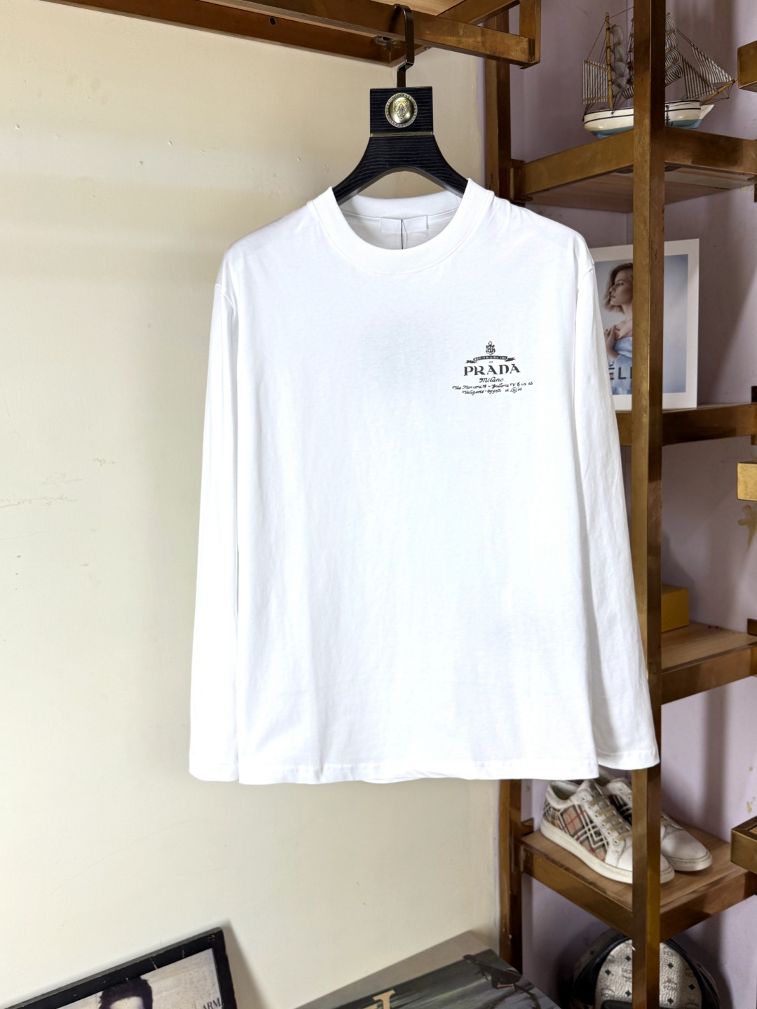 NO:531063,Prada Square double G long-sleeved T-shirt~ White classic style Made in Italy Selected long velvet cotton yarn 260g worsted high-spin heavy-duty fabric High-temperature wash before cutting Finished product wash soft skin-friendly cotton soft draping natural counter synchronized slightly shoulder-fall loose style Can be salty or sweet Unisex Super versatile, original, original size XS-XL XS size shoulder width 48 bust 100 length 68 S size shoulder width 50 bust 104 length 70 M size shoulder width 52 bust 108 length 72 L size shoulder width 54 bust 112 length 74 XL size shoulder width 56 bust 116 length 76,,prada,prada,tees,t-shirt,alexander wang19860909Prada 普拉达 方块双G长袖T恤～ 白色经典款 意大利制造 甄选长绒棉纱 260g精纺高支重磅定织面料 裁前高温洗水定型 成品再洗柔 穿着感受亲肤棉柔 垂感自然 专柜同步 微落肩宽松版型 可盐可甜 男女皆宜 超百搭,原版原标～ 尺码 XS-XL XS码肩宽48 胸围100 衣长68 S码肩宽50 胸围104 衣长70 M码肩宽52 胸围108 衣长72 L码肩宽54 胸围112 衣长74 XL码肩宽56 胸围116 衣长76,,prada,prada,tees，t-shirt,alexander wang,Men's clothing