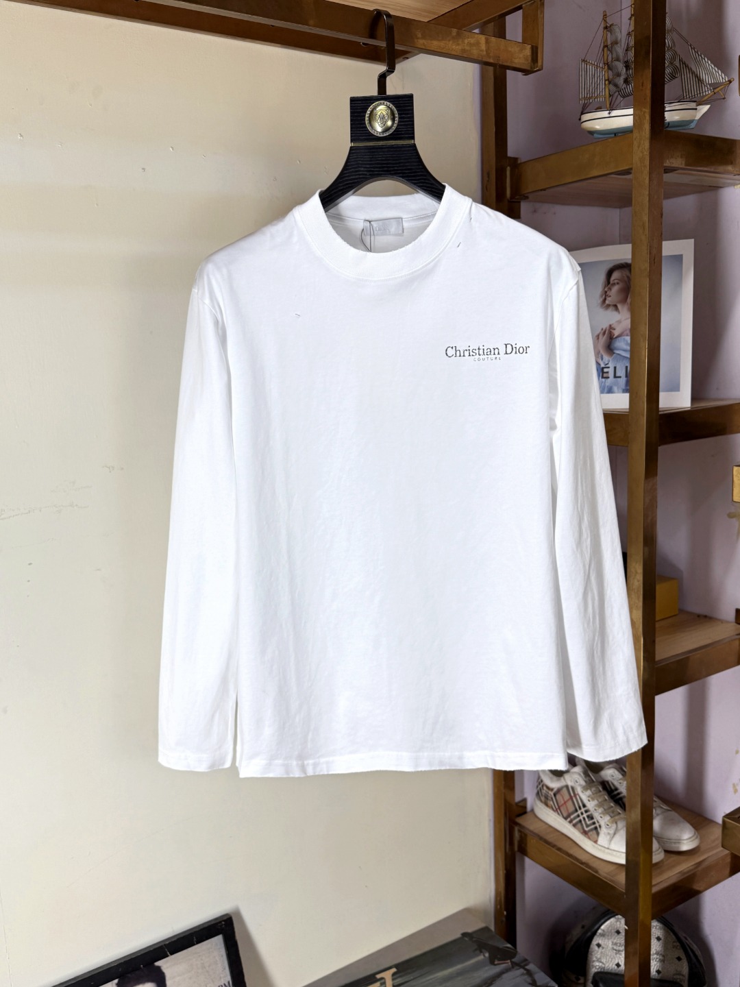 NO:531067,DIOR Square double G long-sleeved T-shirt~ White classic style Made in Italy Selected long velvet cotton yarn 260g worsted high-spin heavy-duty fabric High-temperature wash before cutting Finished product wash soft skin-friendly cotton soft draping natural counter synchronized slightly shoulder-fall loose style Can be salty or sweet Unisex Super versatile, original, original, size XS-XL XS size shoulder width 48 bust 100 length 68 S size shoulder width 50 bust 104 length 70 M size shoulder width 52 bust 108 length 72 L size shoulder width 54 bust 112 length 74 XL size shoulder width 56 bust 116 length 76,,dior,dior,tees,t-shirt,alexander wang19860909DIOR 迪奥 方块双G长袖T恤～ 白色经典款 意大利制造 甄选长绒棉纱 260g精纺高支重磅定织面料 裁前高温洗水定型 成品再洗柔 穿着感受亲肤棉柔 垂感自然 专柜同步 微落肩宽松版型 可盐可甜 男女皆宜 超百搭,原版原标～ 尺码 XS-XL XS码肩宽48 胸围100 衣长68 S码肩宽50 胸围104 衣长70 M码肩宽52 胸围108 衣长72 L码肩宽54 胸围112 衣长74 XL码肩宽56 胸围116 衣长76,,dior,dior,tees，t-shirt,alexander wang,Men's clothing