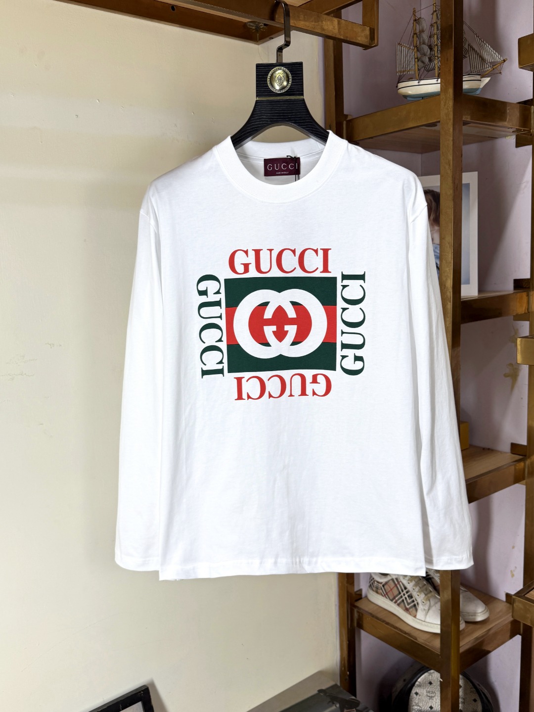NO:531075,Gucci Square double G long-sleeved T-shirt~ White classic style Made in Italy Selected long velvet cotton yarn 260g worsted high-spin heavy-duty fabric High-temperature wash before cutting Finished product wash soft skin-friendly cotton soft draping natural counter synchronized slightly shoulder-fall loose style Can be salty or sweet Unisex Super versatile, original, original size XS-XL XS size shoulder width 48 bust 100 length 68 S size shoulder width 50 bust 104 length 70 M size shoulder width 52 bust 108 length 72 L size shoulder width 54 bust 112 length 74 XL size shoulder width 56 bust 116 length 76, gucci,tees, t-shirt,alexander wang19860909Gucci 古奇 方块双G长袖T恤～ 白色经典款 意大利制造 甄选长绒棉纱 260g精纺高支重磅定织面料 裁前高温洗水定型 成品再洗柔 穿着感受亲肤棉柔 垂感自然 专柜同步 微落肩宽松版型 可盐可甜 男女皆宜 超百搭,原版原标～ 尺码 XS-XL XS码肩宽48 胸围100 衣长68 S码肩宽50 胸围104 衣长70 M码肩宽52 胸围108 衣长72 L码肩宽54 胸围112 衣长74 XL码肩宽56 胸围116 衣长76,,gucci,tees，t-shirt,alexander wang,Men's clothing