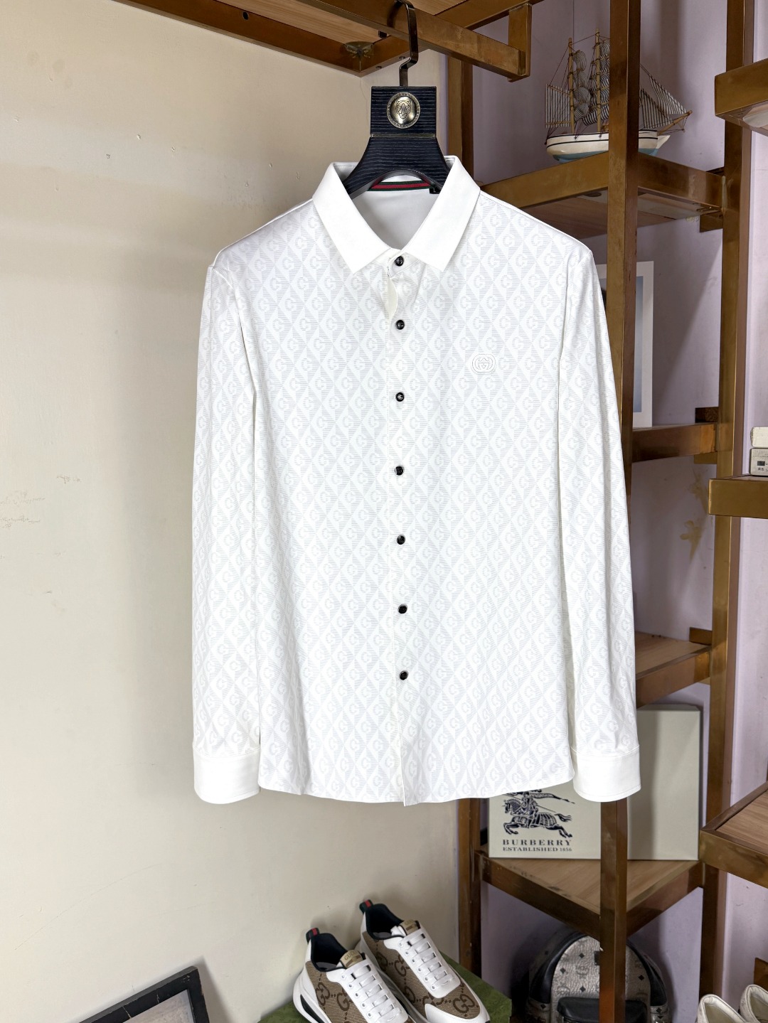 NO:540576,Gucci - A fashionable and popular shirt for the counter, casual and fashionable outside, a must-have for the inner wear, comfortable and beautiful, visible on the upper body. Custom imported high-end mercerized fabric, the fabric feels delicate, close-fitting and comfortable without thorning. The fashionable and stylish counter logo design is very unique, the original quality and craftsmanship, perfect three-dimensional slim tailoring, the lock edge sewing plates are very rigorous and exquisite, and absolutely first-line OEM requirements!  Don't miss it, male gods!  Complete three standards!  Size M-4XL, gucci,shirts,alexander wang19860909Gucci 古奇 - 专柜时尚大爆款衬衫,休闲时尚外穿 内搭必备款,舒适好看上身可见 定制进口高端丝光面料,面料手感细腻,贴身舒适不扎肉,穿着时尚有型专柜标志设计非常独特,原版品质与工艺 完美立体修身剪裁 锁边缝盘都非常严谨考究 绝对一线代工要求！男神们别错过！ 三标齐全！尺码M-4XL,,gucci,shirts,alexander wang,Men's clothing