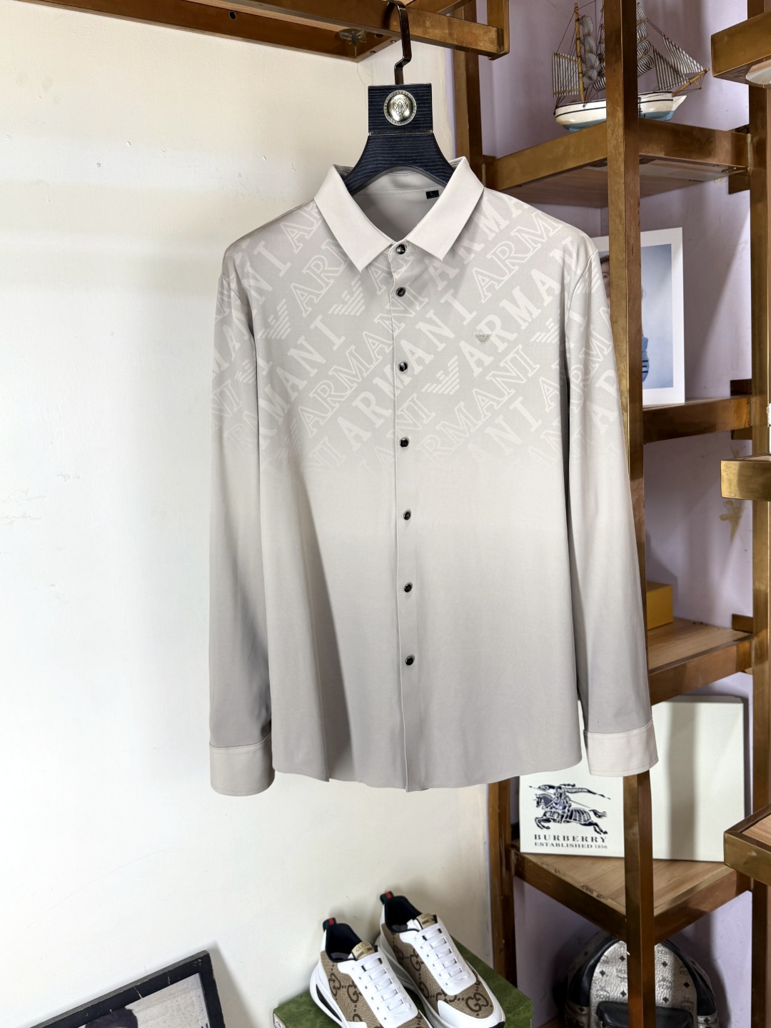 NO:540578,Armani - A fashionable and popular shirt for the counter, casual and fashionable outside, essential for inner wear, comfortable and beautiful, visible on the upper body. Custom imported high-end mercerized fabric, delicate fabric, close-fitting and comfortable without rigging, fashionable and stylish counter logo design is very unique, original quality and craftsmanship, perfect three-dimensional slim tailoring, lock edge sewing plates are very rigorous and exquisite, absolutely first-line OEM requirements!  Don't miss it, male gods!  Complete three standards!  Size M-4XL, Armani, Armani, Shirts, Alexander wang19860909Armani 阿玛尼 - 专柜时尚大爆款衬衫,休闲时尚外穿 内搭必备款,舒适好看上身可见 定制进口高端丝光面料,面料手感细腻,贴身舒适不扎肉,穿着时尚有型专柜标志设计非常独特,原版品质与工艺 完美立体修身剪裁 锁边缝盘都非常严谨考究 绝对一线代工要求！男神们别错过！ 三标齐全！尺码M-4XL,,armani,armani,shirts,alexander wang,Men's clothing