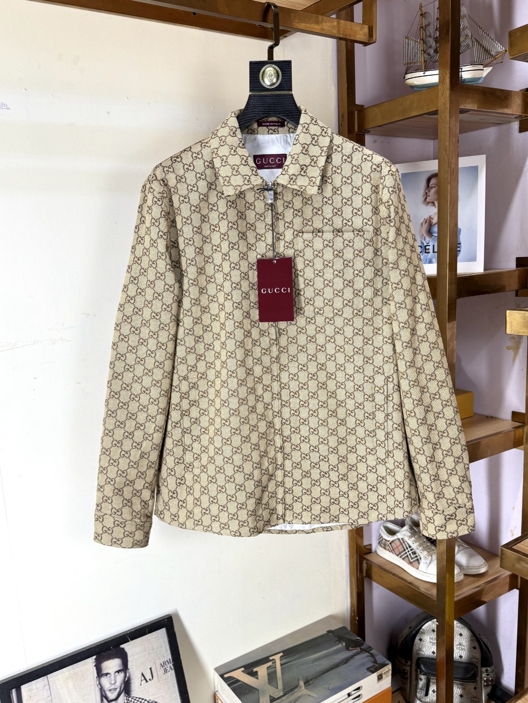 NO:540564,Gucci is a new original single men's jacket, special supply of channels, high-end products, simple and classic hits, original polyester fiber innovative technology fabric, simple, neat and refreshing business, quality workmanship details can stand any form of inspection, absolutely produced by a large manufacturer, presenting a brand new look, giving you a unique upper body experience!  All of them have undergone strict selection process, original customized metal hardware zippers, simple, elegant and versatile style, elegant and handsome on the upper body, and a brand new visual feeling!  Invincible appearance, the details are very good, the upper body is not picky, and the must-have self-owned products. The counter number S-XXL, gucci, jackets & coats, jackets & coats, alexander wang19860909Gucci 古奇 专供新款原单男士夹克外套 渠道特供 高端货简约经典大爆款 原版聚酯纤维创新科技面料 简洁利落又清爽商务,品质做工细节经得起任何形式检验,绝对大厂代工出品 呈现一种焕然一新,赋予你与众不同的上身体验！均经过严格的挑选工序,原版定制金属五金拉链,简约大方百搭款 上身优雅帅气,焕然一新的即视感！品相无敌,细节都很到位,上身不挑人,必入的自留款.专柜码数S-XXL,,gucci,jackets & coats,jackets & coats,alexander wang,Men's clothing